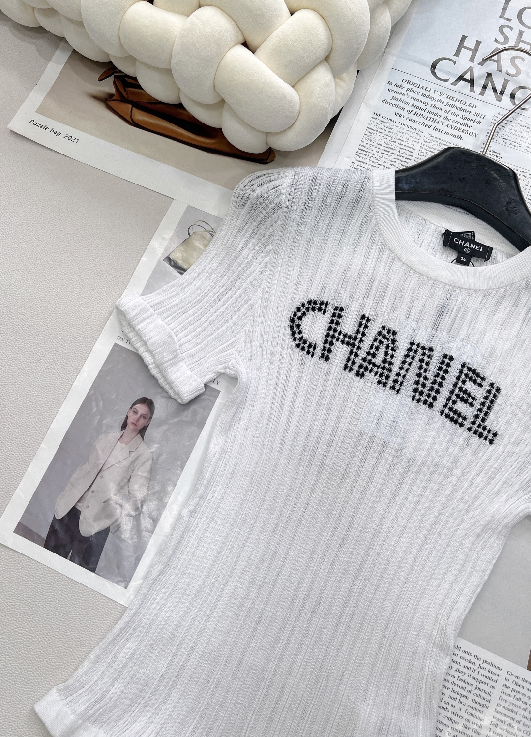 🆕 CHANEL 撞色字母提花设计针织衫撞色字母设计简单高级时尚！面料软糯舒适元气满满的色系 泛滥的少女