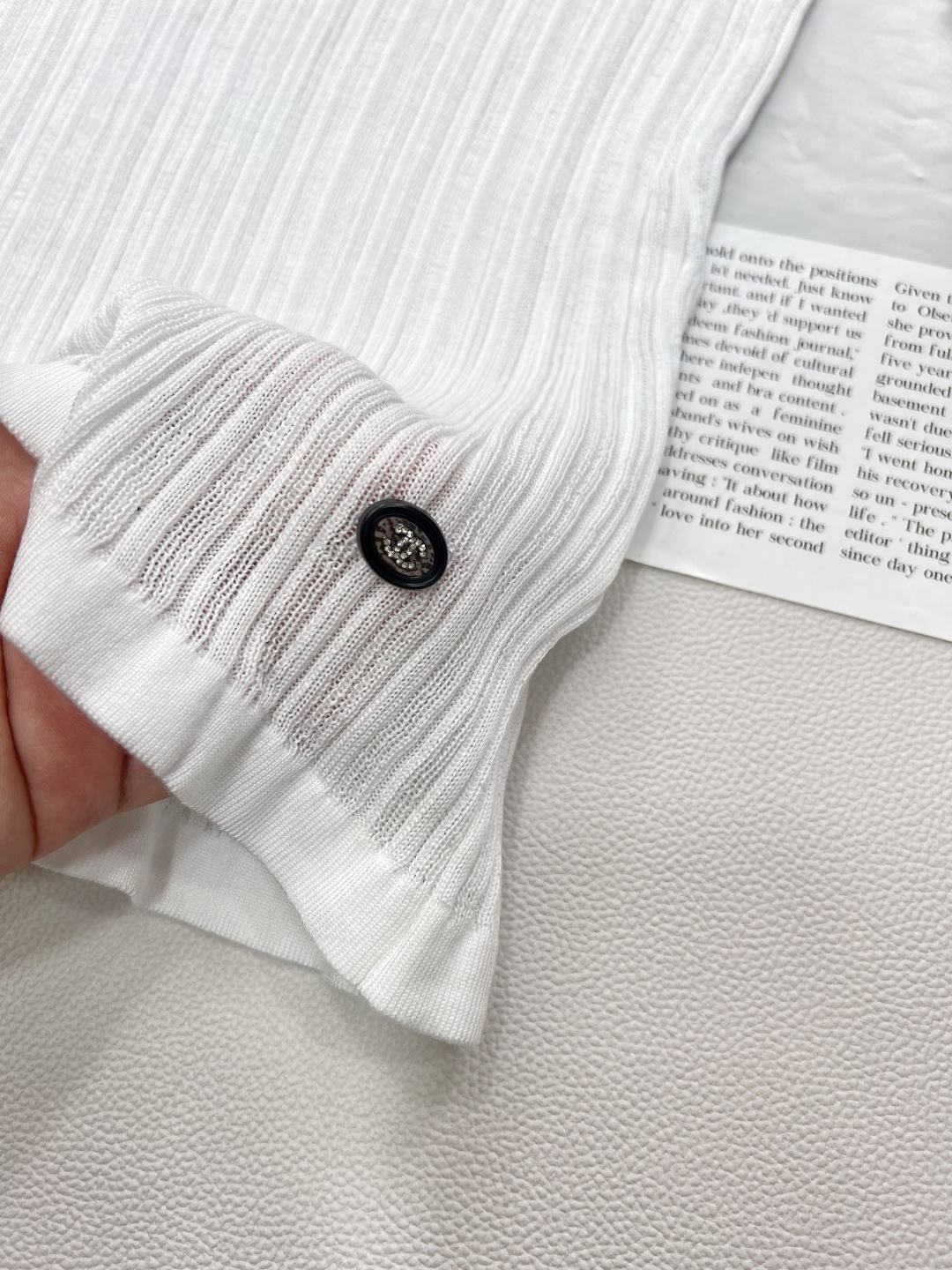 🆕 CHANEL 撞色字母提花设计针织衫撞色字母设计简单高级时尚！面料软糯舒适元气满满的色系 泛滥的少女