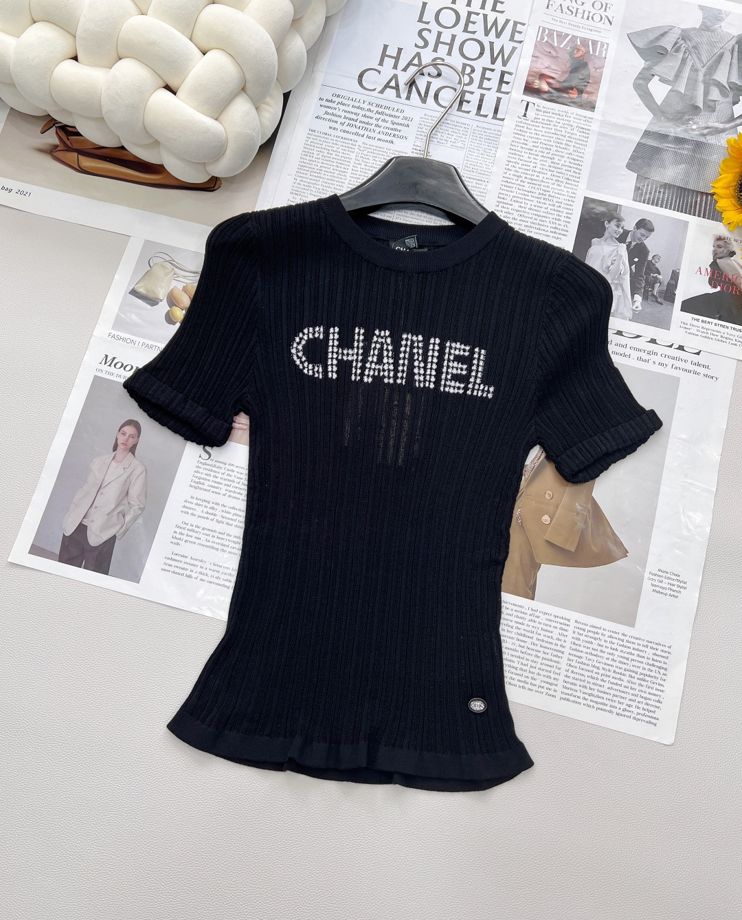 NO:334961,CHANEL contrasting letter jacquard design sweater Contrast color letter design is simple, high-end and fashionable!  The fabric is soft and comfortable, full of vitality, the girlish heart is full of resistance, and every color will feel different. Fresh and sweet. It not only looks white, but also has more eye-catching temperament. Every piece is very touching. Fashionable and exquisite, a must-have for white and rich beauty, elegant and elegant style!  Daily commuting fashion, high-end lazy atmosphere, slim and tall on the upper body!  Two colors are outstanding, three standards are complete!  Size sml code, chanel,alexander wang19860909CHANEL 撞色字母提花设计针织衫 撞色字母设计简单高级时尚！面料软糯舒适 元气满满的色系 泛滥的少女心,完全没有抵抗力,每一种颜色都会不一样感觉 清新甜美 不仅显白,气质也更加吸睛,每一件都让人心动不已. 时髦精致 白富美必备 优雅气质款！ 日常通勤时尚 高级慵懒感气息,上身显瘦又高挑！ 两色出,三标齐全！ 尺码sml 编码,,chanel,alexander wang,Women's clothing