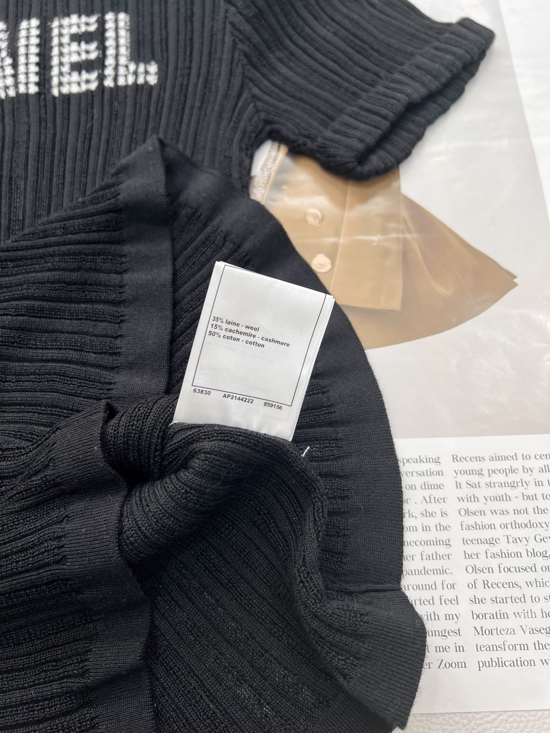 🆕 CHANEL 撞色字母提花设计针织衫撞色字母设计简单高级时尚！面料软糯舒适元气满满的色系 泛滥的少女