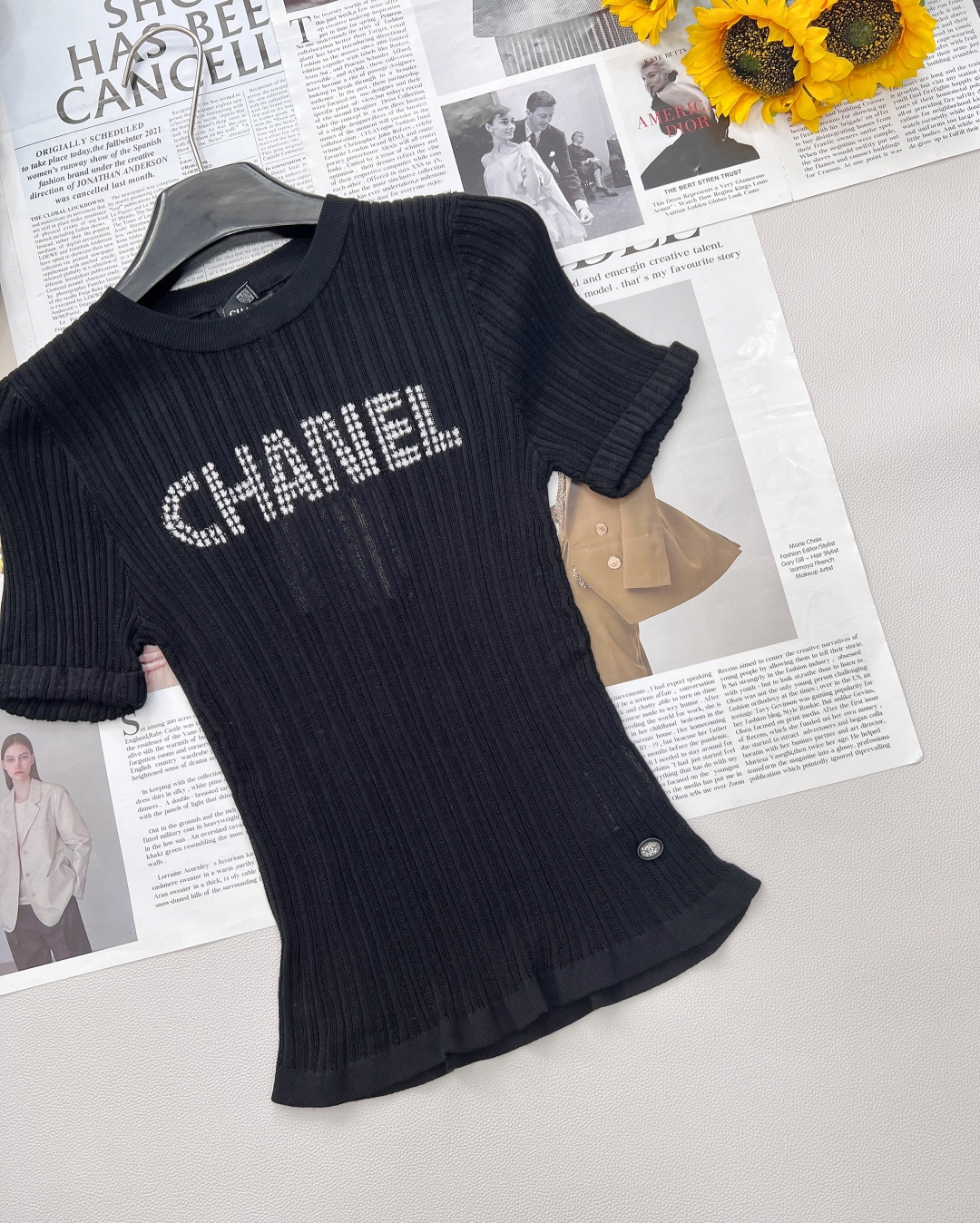 🆕 CHANEL 撞色字母提花设计针织衫撞色字母设计简单高级时尚！面料软糯舒适元气满满的色系 泛滥的少女