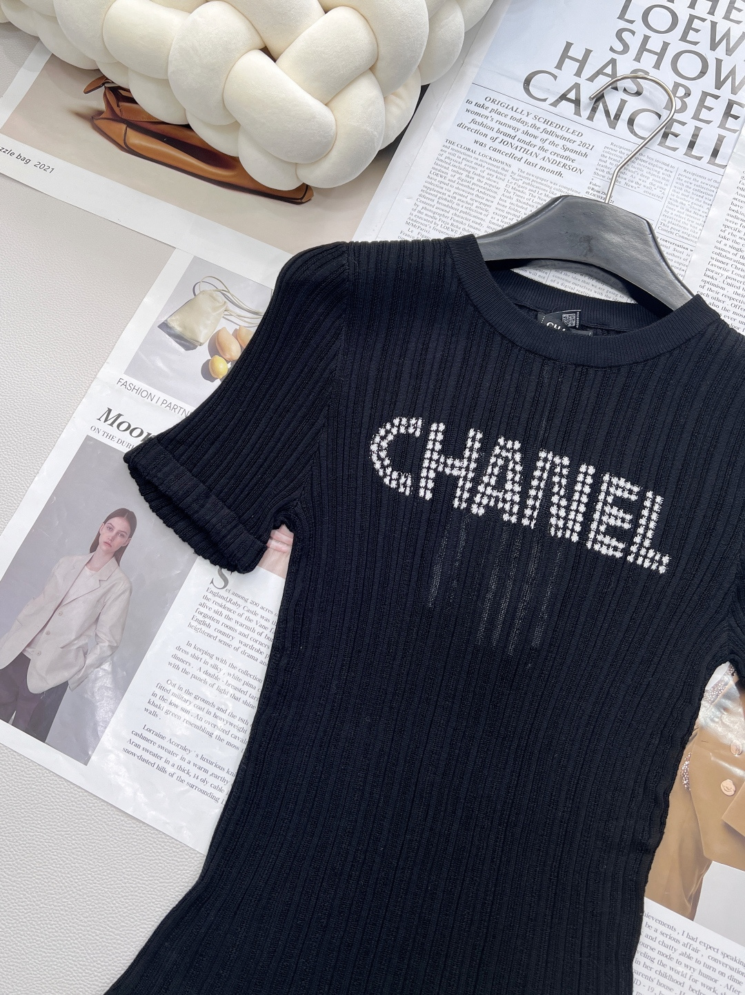 🆕 CHANEL 撞色字母提花设计针织衫撞色字母设计简单高级时尚！面料软糯舒适元气满满的色系 泛滥的少女