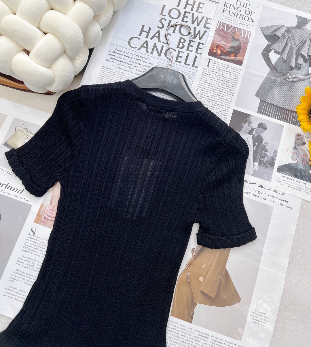 🆕 CHANEL 撞色字母提花设计针织衫撞色字母设计简单高级时尚！面料软糯舒适元气满满的色系 泛滥的少女