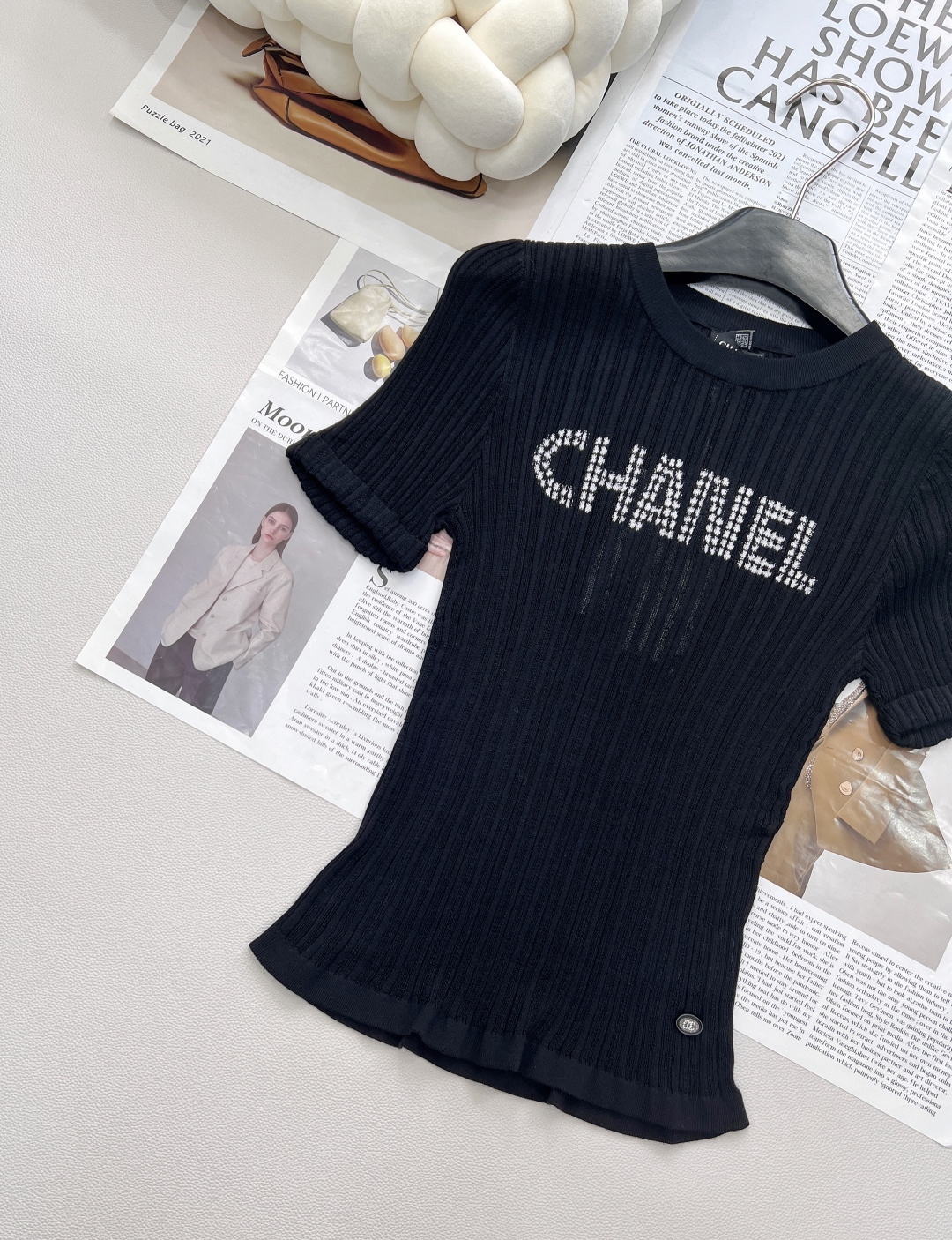 🆕 CHANEL 撞色字母提花设计针织衫撞色字母设计简单高级时尚！面料软糯舒适元气满满的色系 泛滥的少女