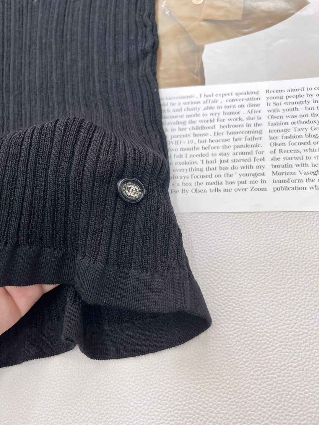 🆕 CHANEL 撞色字母提花设计针织衫撞色字母设计简单高级时尚！面料软糯舒适元气满满的色系 泛滥的少女