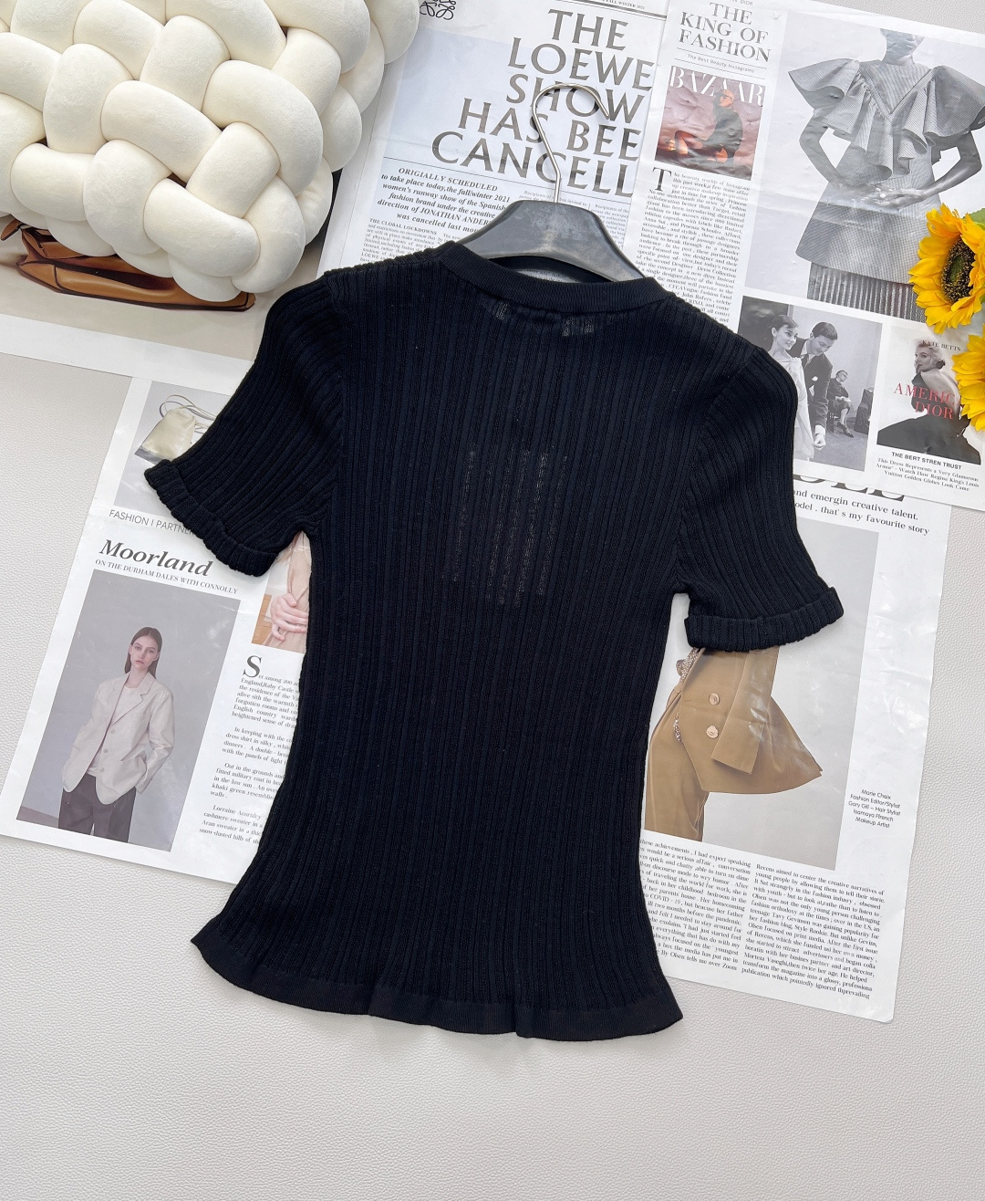 🆕 CHANEL 撞色字母提花设计针织衫撞色字母设计简单高级时尚！面料软糯舒适元气满满的色系 泛滥的少女