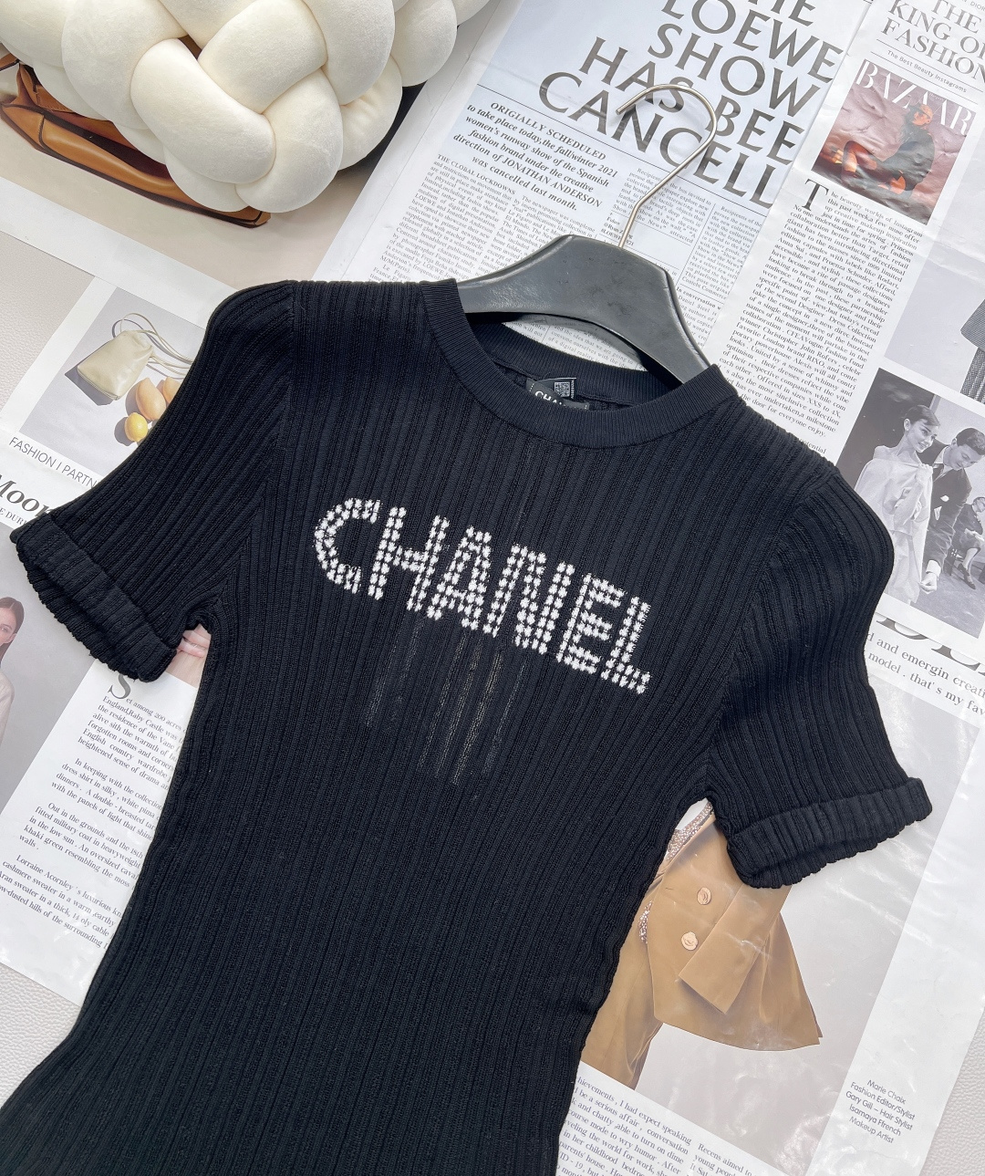 🆕 CHANEL 撞色字母提花设计针织衫撞色字母设计简单高级时尚！面料软糯舒适元气满满的色系 泛滥的少女