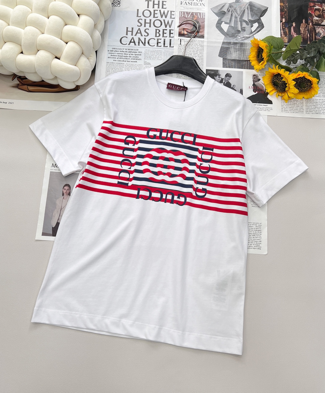 NO:334970,Gucci2025 new round-neck striped letter T-shirt, customized YB native cotton material, breathable and comfortable, full texture. Oversized loose T-shirt cut to highlight the brand style. Made of gram-weight pure cotton, slightly elastic, presenting a slimming visual effect. The stripes on the chest are interspersed with lifebuoy patterns. Collide with the black letter logo. Described in artistic style. Playful and fashionable feeling is immediately revealed. Jump color matching creates a personal style. The outfit is playful and age-reducing. The inner wear is brilliant and fashionable. Customized surface accessories. The correct version is the same as men and women, and the three standards are complete!  Large-scale size sml code, gucci, versace,tees,t-shirt,alexander wang19860909Gucci2025新款圆领条纹字母T恤,定制YB原生全棉材质 透气舒适 质感十足 Oversized宽松T恤裁剪 凸显品牌格调 采用克重纯棉制成 略带有弹力 呈现显瘦视觉效果 胸前条纹穿插救生圈图案 与黑色字母徽标碰撞 以艺术风格描绘 俏皮时尚感立现 跳跃配色打造个性风格 穿搭俏皮减龄 单穿内搭都出彩时髦 定制面辅料 认准版本,男女同款,三标齐全！大货出 尺码sml 编码,,gucci,versace,tees，t-shirt,alexander wang,Women's clothing