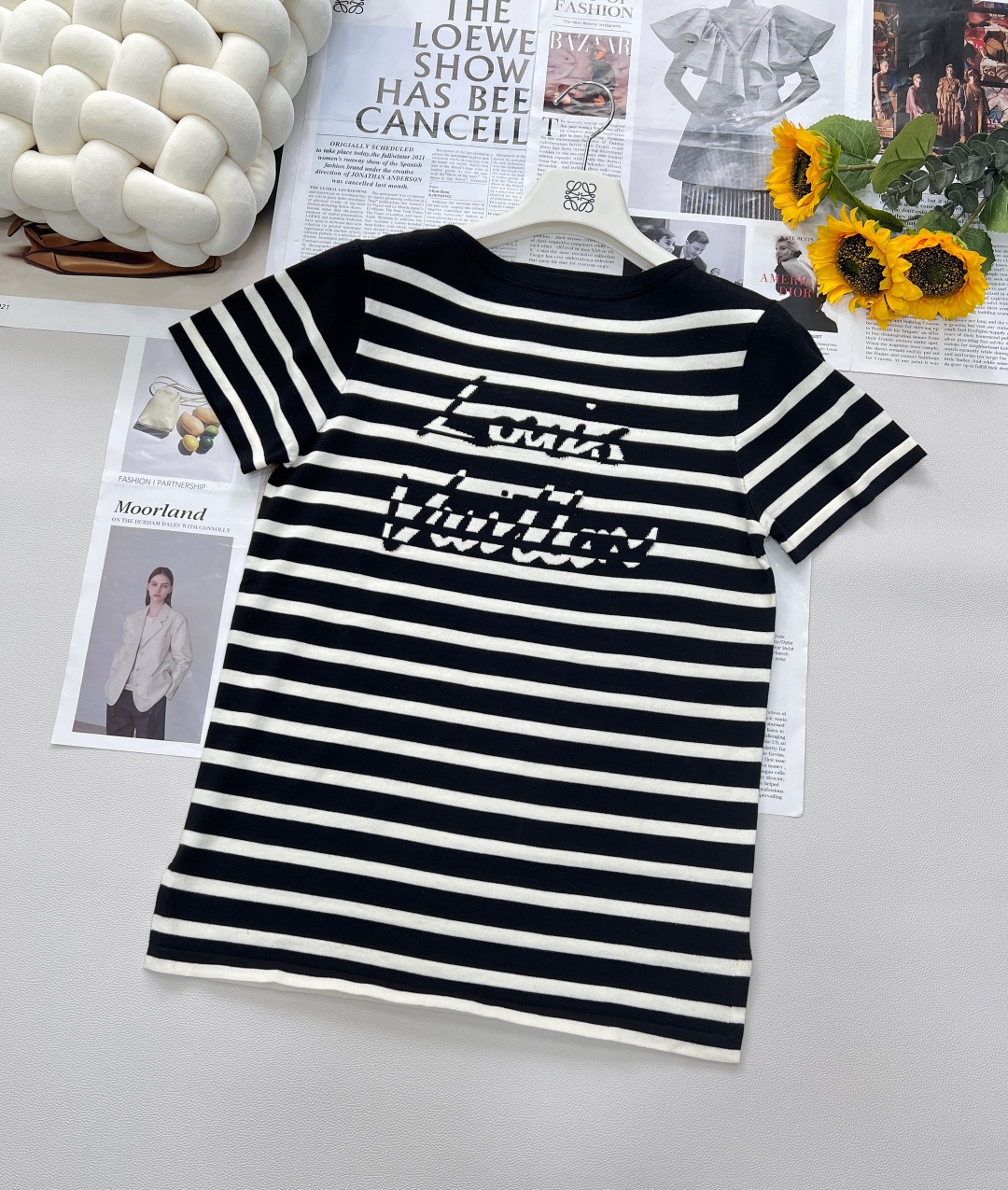 NO:334978,LOUIS VUITTON's new striped letter jacquard knitted short-sleeved T-shirt perfectly blends classic stripes with brand logos. Black and white stripes outline fashion context with simple brushstrokes, and classic color matching is never out of date, demonstrating a low-key luxury taste. The iconic letter jacquard is presented through exquisite knitting technology and shows the true seal in the details. It is a distinct expression of the brand's profound heritage and fashion attitude. The fabric is skin-friendly and breathable, and the knitted texture gives the clothes a soft texture and unique drape, which is comfortable to wear and comes with a high-end aura. Whether it is to turn on the holiday mode with casual shorts or wear a simple suit to show the urban commuting style, it can be easily adapted to help you release your unique charm in different scenes. The upper-body paper-like fashion bloggers wear this, and this piece is really worn with the sisters. It is so atmosphere!  I like casual and lazy and age-reducing. Size sml code, louis vuitton,louis vuitton,louis vuitton,shorts,t-shirt,tees,t-shirt,business suit,alexander wang19860909LOUIS VUITTON驴家新款条纹字母提花针织短袖T恤,将经典条纹与品牌标识完美融合.黑白条纹,以简洁笔触勾勒时尚脉络,经典配色永不过时,彰显低调的奢华品味. 标志性字母提花,通过精湛针织工艺呈现,于细微处见真章,是品牌深厚底蕴与时尚态度的鲜明表达.面料亲肤透气,针织纹理赋予衣物柔软质感与独特垂坠感,穿着舒适且自带高级气场. 无论是搭配休闲短裤开启假日模式,还是外搭简约西装展现都市通勤风采,它都能轻松适配,助你在不同场景中释放独特魅力.上身纸片人,时尚博主都这么穿,这件真的赶紧跟姐妹一起穿起来,太有氛围感了! 随性慵懒又减龄简直太喜欢 尺码sml 编码,,louis vuitton,louis vuitton,louis vuitton,shorts,T-shirt,tees，t-shirt,business suit,alexander wang,Women's clothing