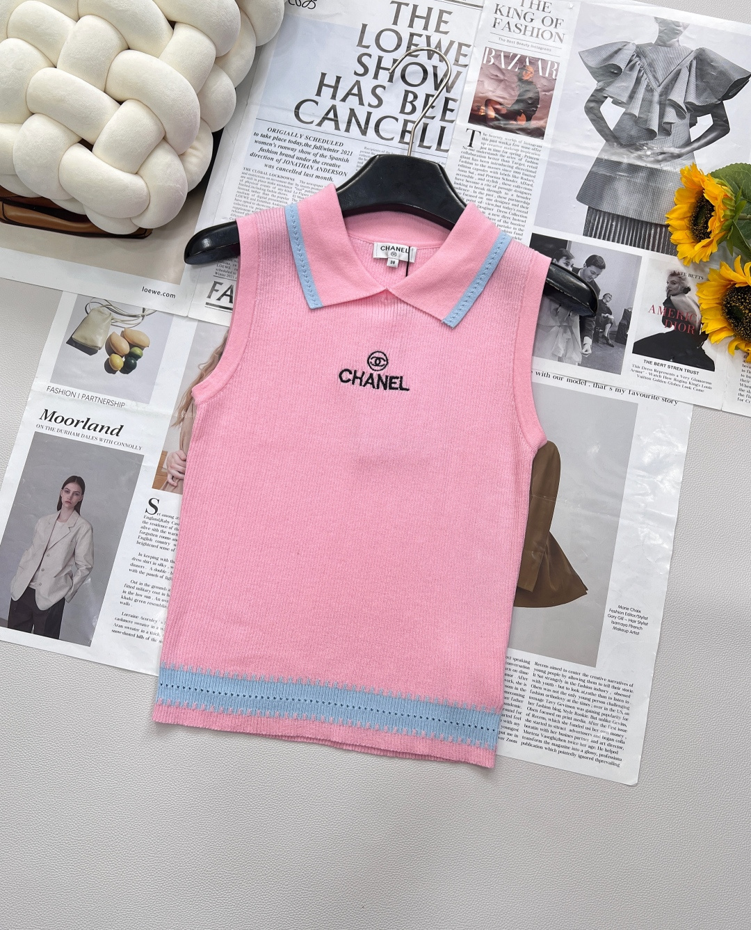 NO:334982,CHANEL logo embroidered sweater vest The perfect encounter between elegance and exquisiteness | Soft powder romance, elegant bloom, sweetness and luxury collision The classic CHANEL logo embroidery embroidery soft knitted, perfectly blending the romance of a girl with the exquisiteness of the brand, and a heart-warming look. Embellished with the iconic CHANEL logo embroidery, it exudes a luxurious light in a low-key manner. Selected yarn materials are soft and skin-friendly, breathable and not stuffy. The gentle temperament is displayed in spring and summer wear, and every move is elegant. Simple design, versatile charm, and full of exquisiteness. The elegant moments that meet you are complete!  Three colors size sml code, chanel,alexander wang19860909CHANEL 徽标小logo刺绣针织衫背心 优雅与精致的完美邂逅| 柔粉浪漫,优雅绽放 甜美与奢华的碰撞 经典CHANEL小logo刺绣点缀柔针织,将少女的浪漫与品牌的精致完美融合,一眼心动.  以标志性CHANEL小logo刺绣点缀,低调中透出奢华光芒 精选纱线材质,柔软亲肤,透气不闷热,春夏穿着尽显温柔气质,举手投足间皆是优雅.  简约设计,百搭魅力,精致满满 邂逅你的优雅时刻,三标齐全！三色出 尺码sml 编码,,chanel,alexander wang,Women's clothing