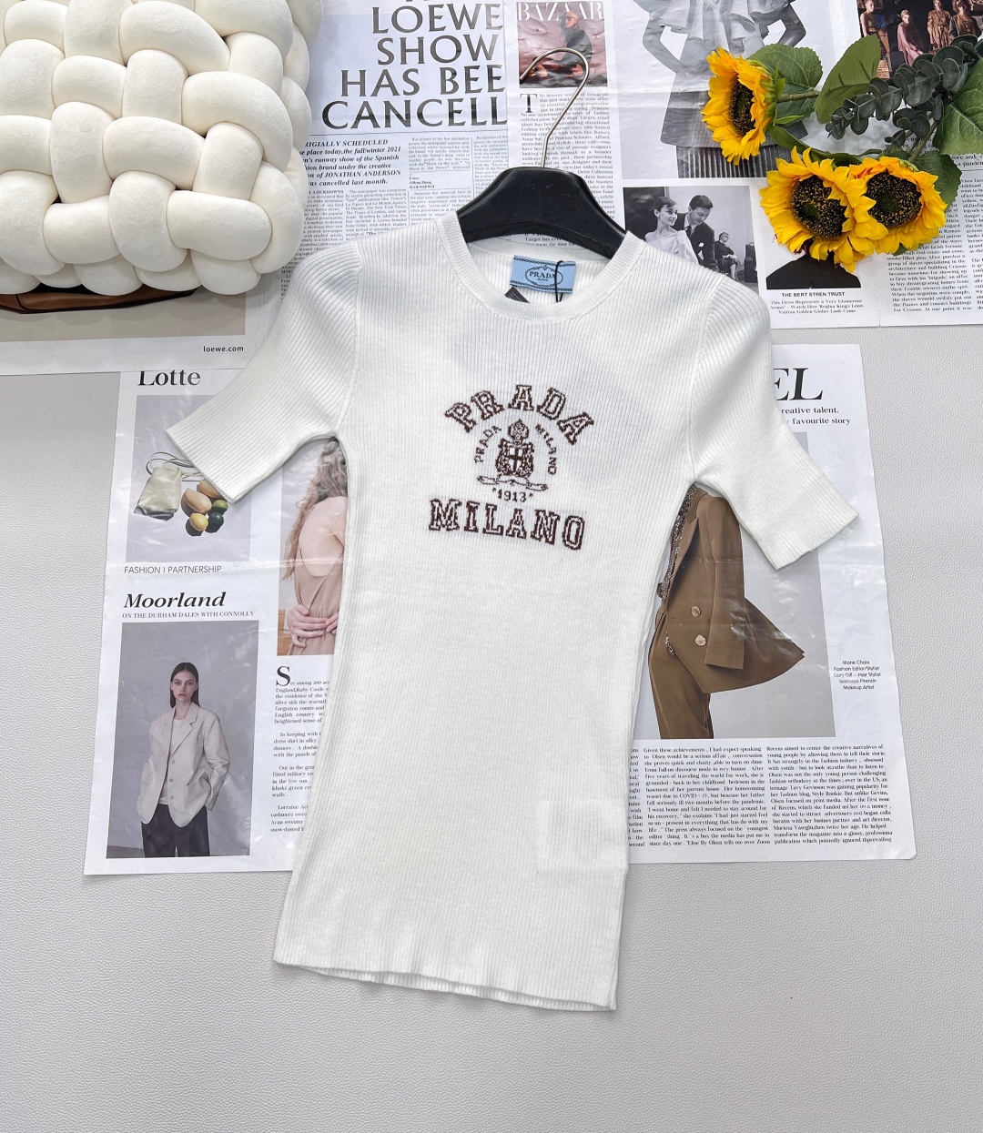 🆕 PRADA 胸口经典logo嵌花短袖针织衫这款修身版型针织长袖源自经典罗纹针织系列 简洁修身版型与别