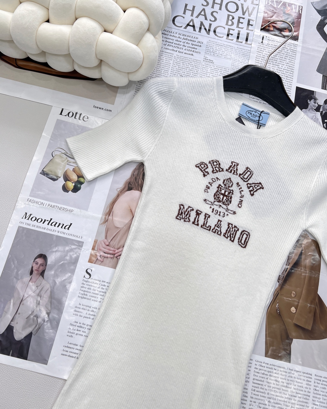 🆕 PRADA 胸口经典logo嵌花短袖针织衫这款修身版型针织长袖源自经典罗纹针织系列 简洁修身版型与别