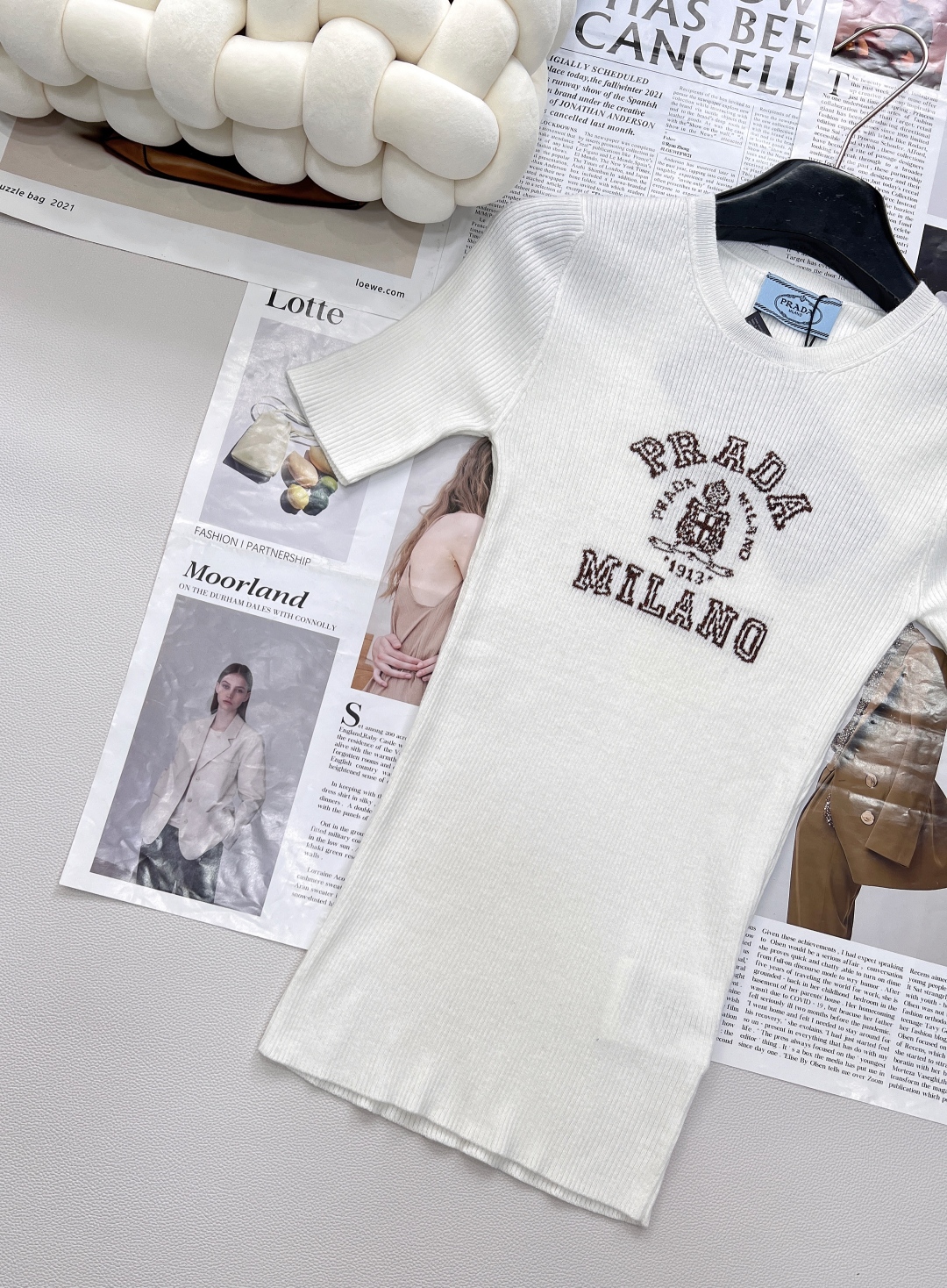 🆕 PRADA 胸口经典logo嵌花短袖针织衫这款修身版型针织长袖源自经典罗纹针织系列 简洁修身版型与别