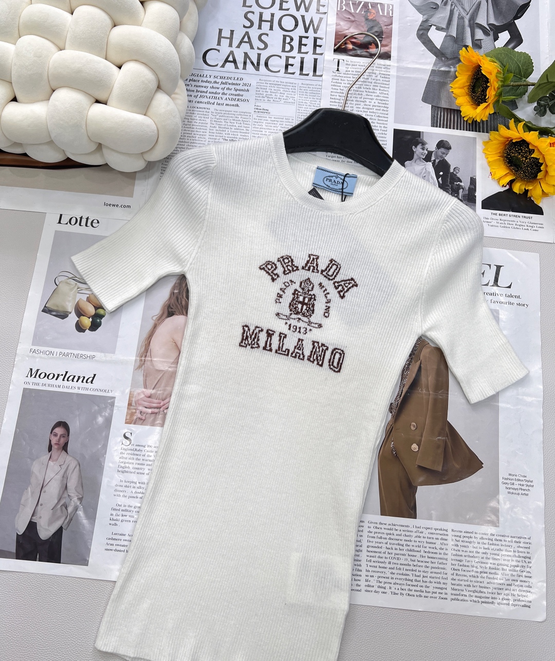 🆕 PRADA 胸口经典logo嵌花短袖针织衫这款修身版型针织长袖源自经典罗纹针织系列 简洁修身版型与别