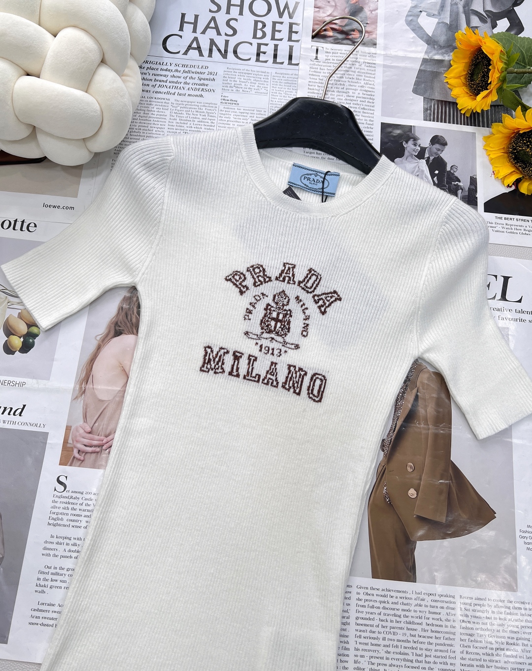 🆕 PRADA 胸口经典logo嵌花短袖针织衫这款修身版型针织长袖源自经典罗纹针织系列 简洁修身版型与别