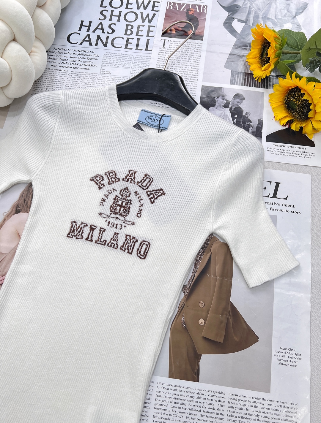 🆕 PRADA 胸口经典logo嵌花短袖针织衫这款修身版型针织长袖源自经典罗纹针织系列 简洁修身版型与别