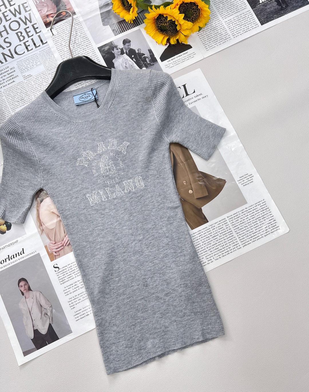 🆕 PRADA 胸口经典logo嵌花短袖针织衫这款修身版型针织长袖源自经典罗纹针织系列 简洁修身版型与别