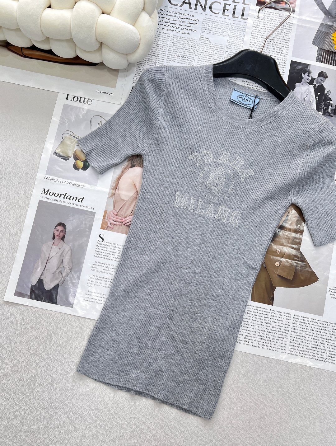 🆕 PRADA 胸口经典logo嵌花短袖针织衫这款修身版型针织长袖源自经典罗纹针织系列 简洁修身版型与别