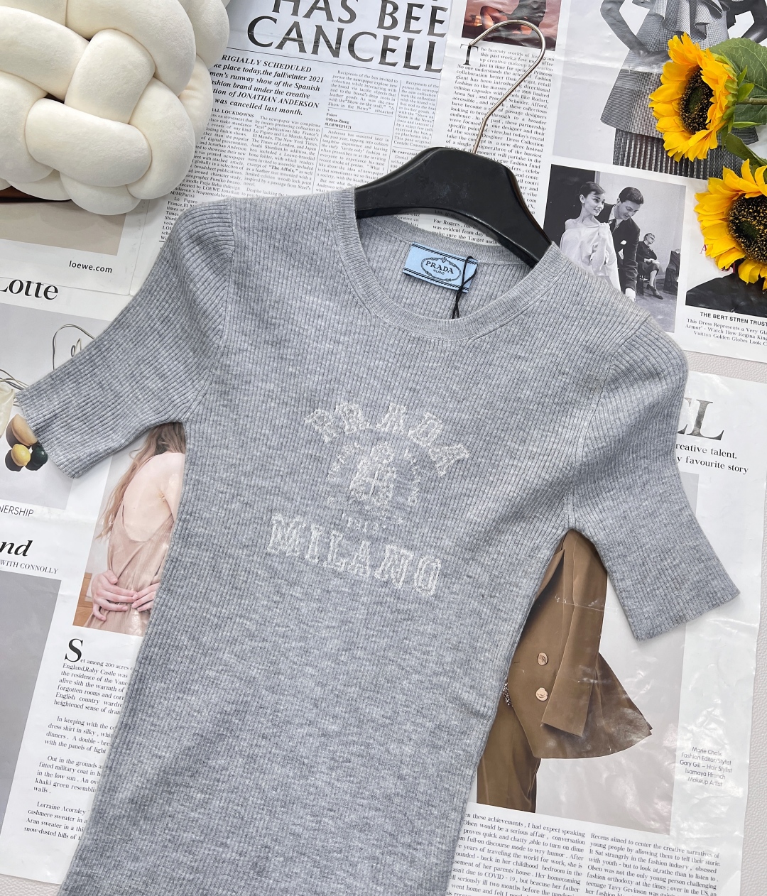 🆕 PRADA 胸口经典logo嵌花短袖针织衫这款修身版型针织长袖源自经典罗纹针织系列 简洁修身版型与别
