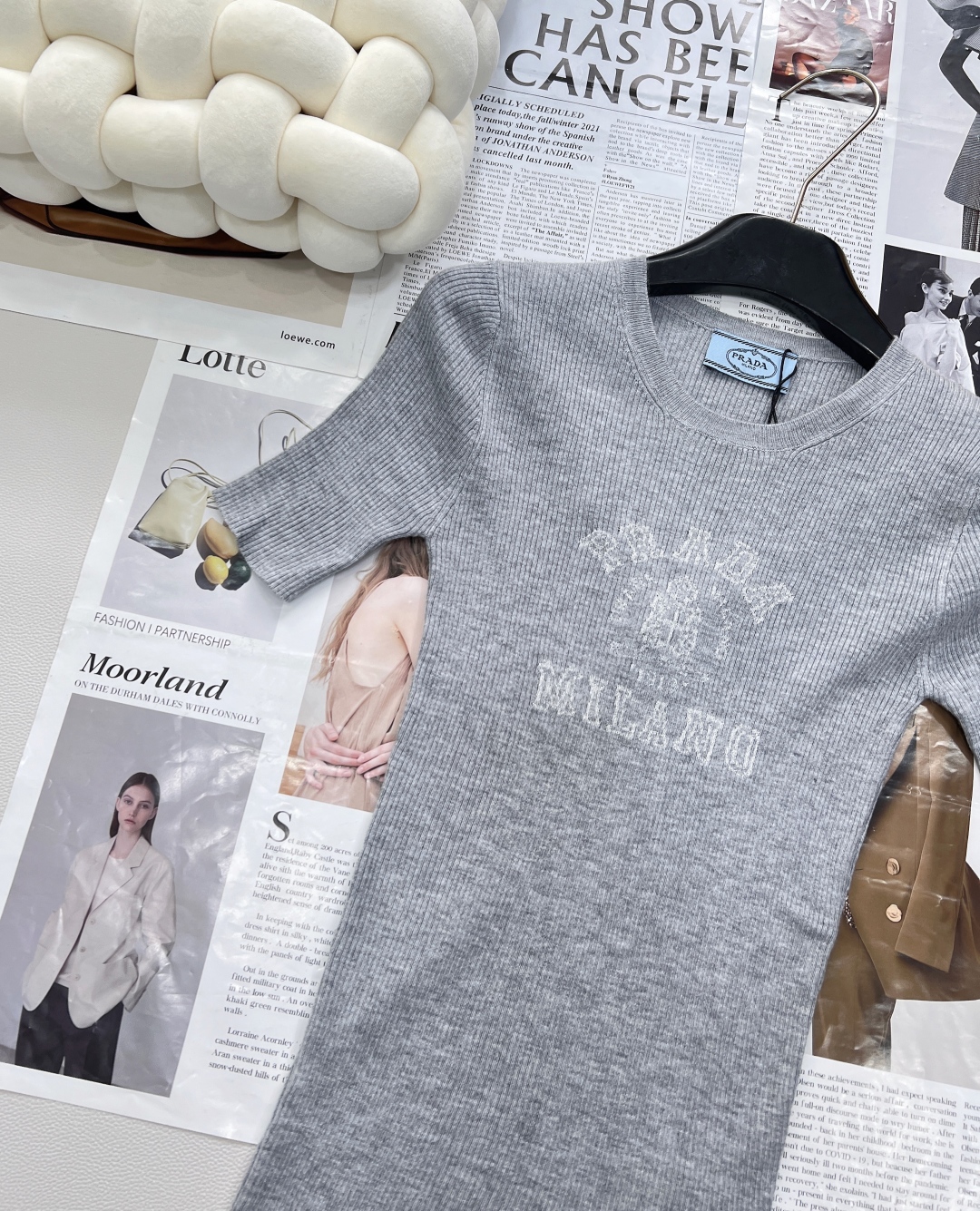 🆕 PRADA 胸口经典logo嵌花短袖针织衫这款修身版型针织长袖源自经典罗纹针织系列 简洁修身版型与别