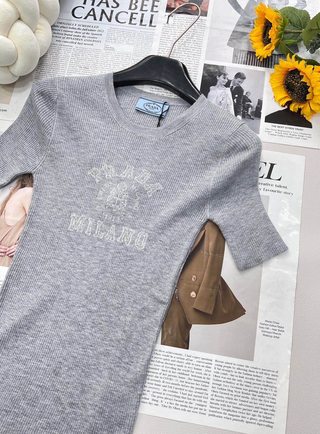 🆕 PRADA 胸口经典logo嵌花短袖针织衫这款修身版型针织长袖源自经典罗纹针织系列 简洁修身版型与别