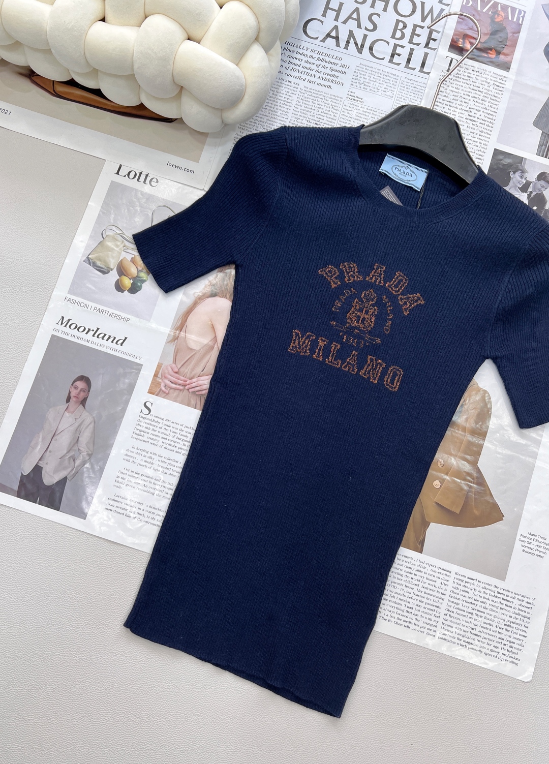 🆕 PRADA 胸口经典logo嵌花短袖针织衫这款修身版型针织长袖源自经典罗纹针织系列 简洁修身版型与别