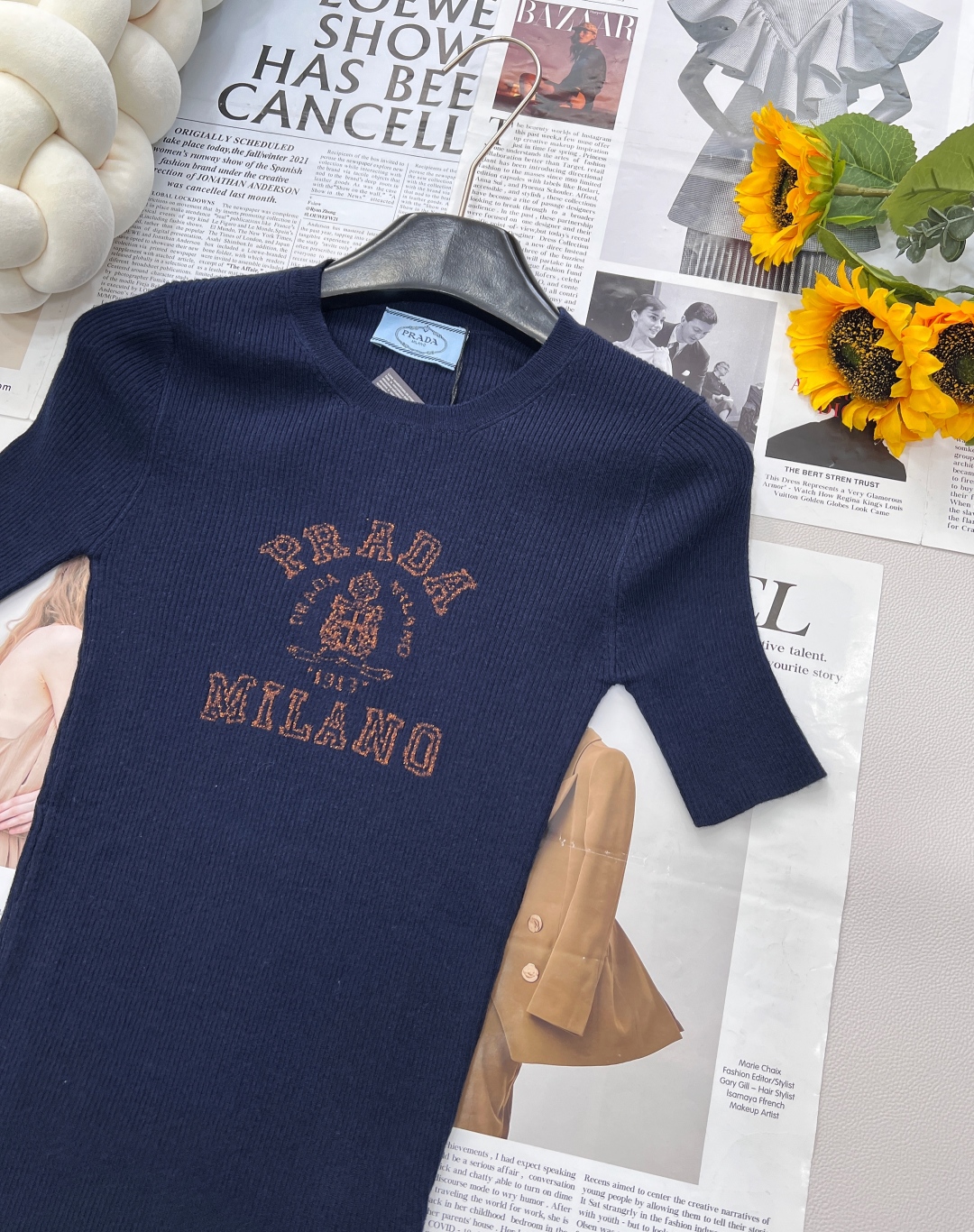 🆕 PRADA 胸口经典logo嵌花短袖针织衫这款修身版型针织长袖源自经典罗纹针织系列 简洁修身版型与别