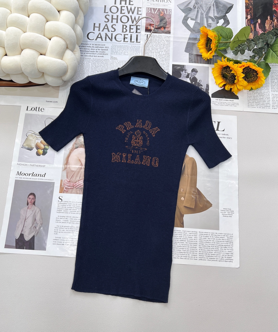 🆕 PRADA 胸口经典logo嵌花短袖针织衫这款修身版型针织长袖源自经典罗纹针织系列 简洁修身版型与别