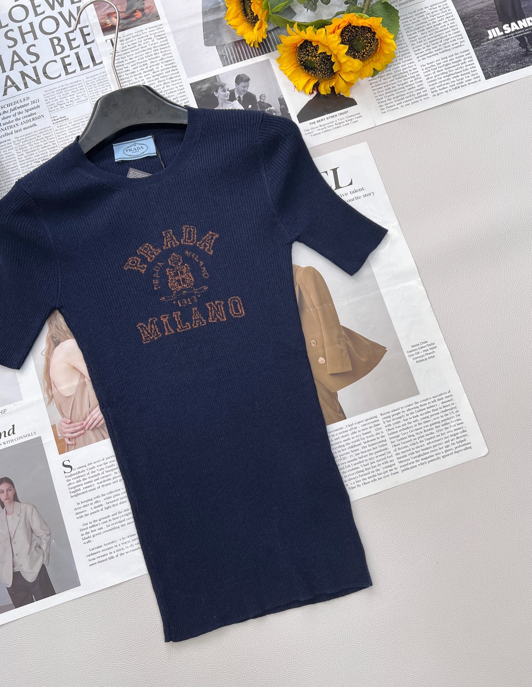 🆕 PRADA 胸口经典logo嵌花短袖针织衫这款修身版型针织长袖源自经典罗纹针织系列 简洁修身版型与别