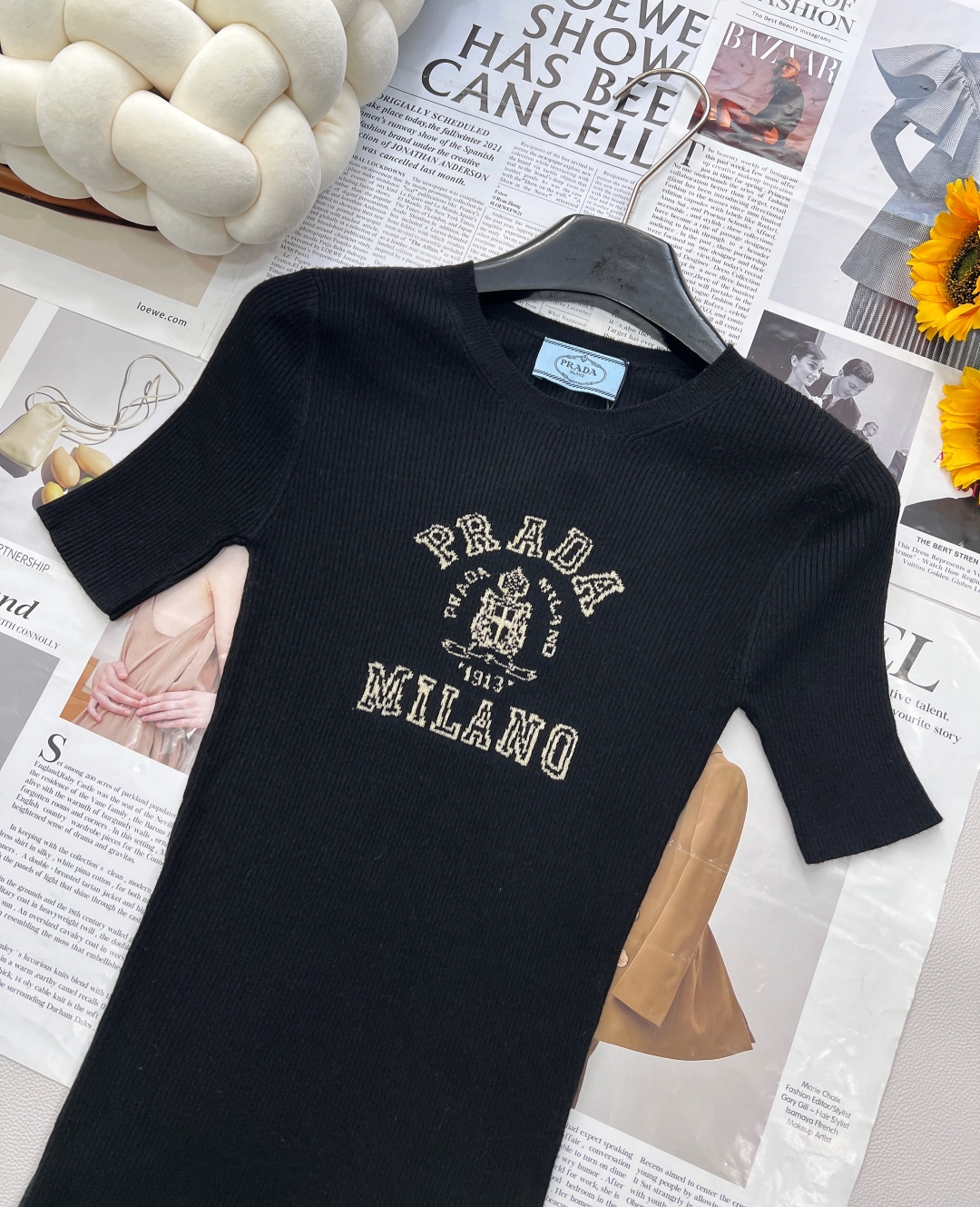 🆕 PRADA 胸口经典logo嵌花短袖针织衫这款修身版型针织长袖源自经典罗纹针织系列 简洁修身版型与别