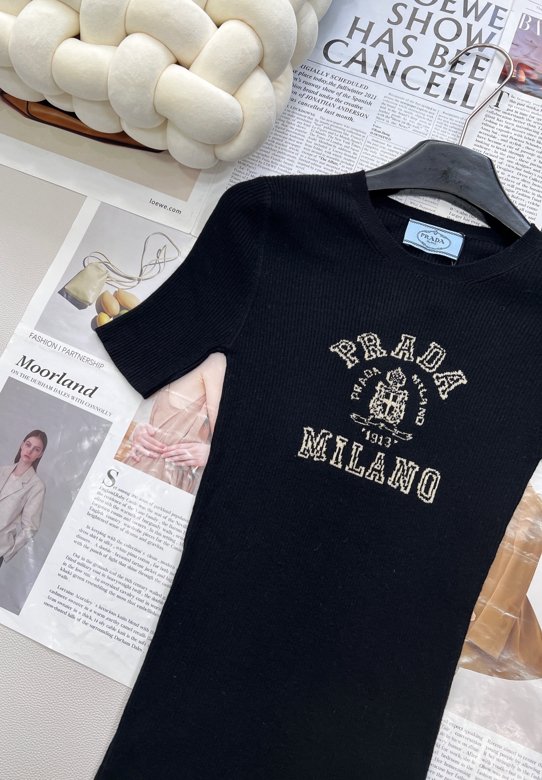 🆕 PRADA 胸口经典logo嵌花短袖针织衫这款修身版型针织长袖源自经典罗纹针织系列 简洁修身版型与别