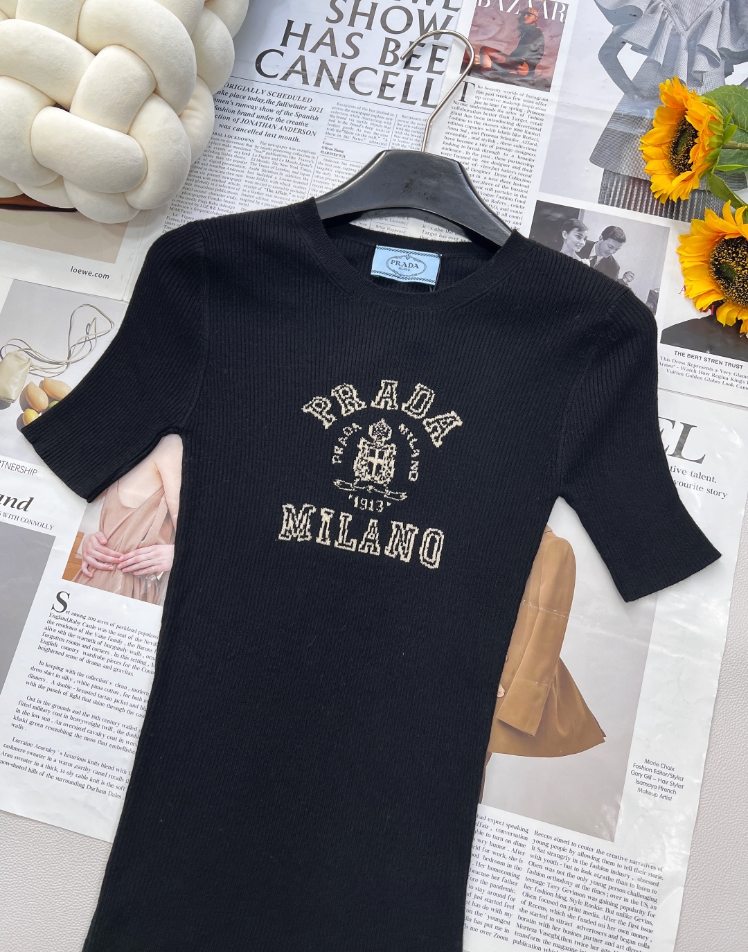 🆕 PRADA 胸口经典logo嵌花短袖针织衫这款修身版型针织长袖源自经典罗纹针织系列 简洁修身版型与别