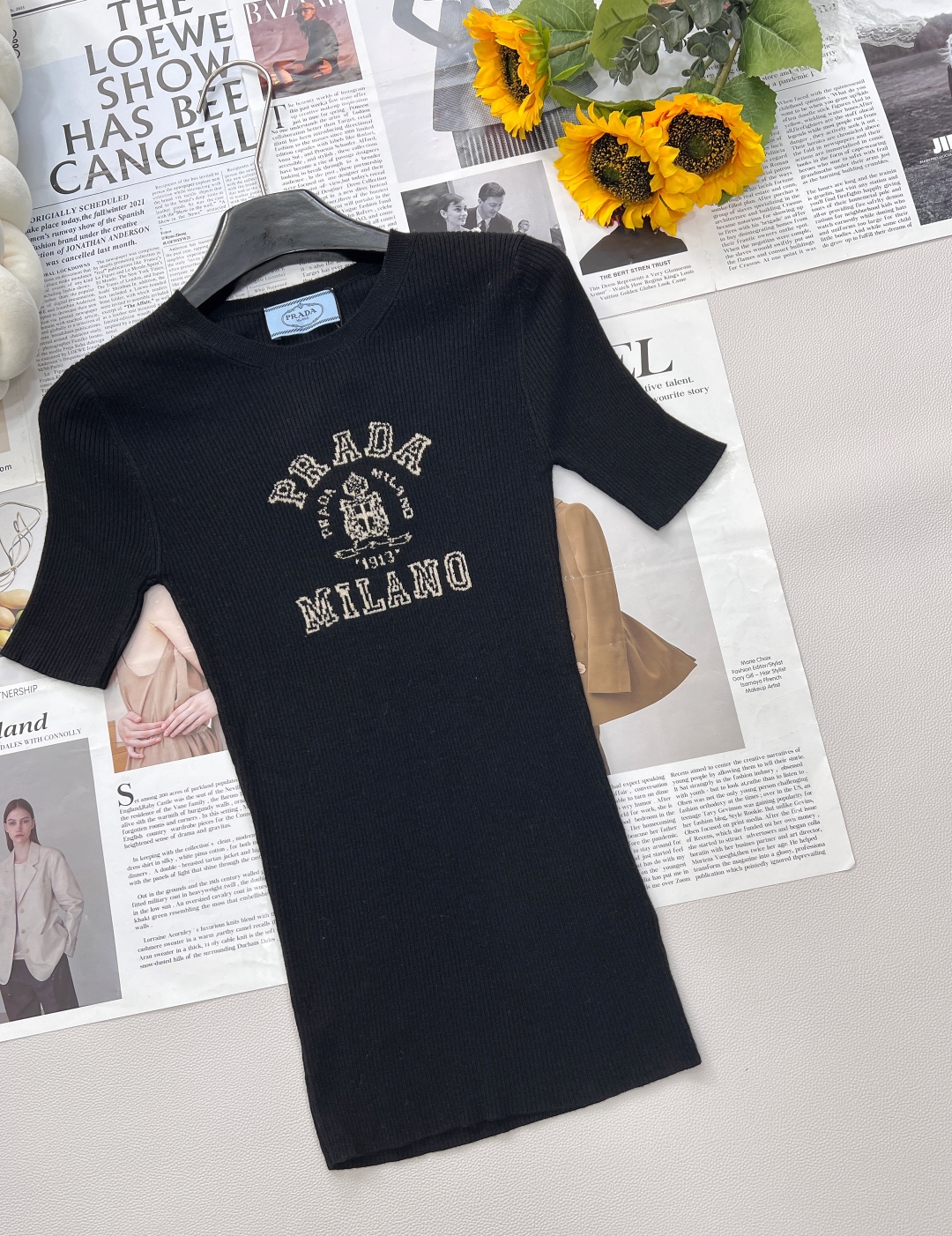 🆕 PRADA 胸口经典logo嵌花短袖针织衫这款修身版型针织长袖源自经典罗纹针织系列 简洁修身版型与别