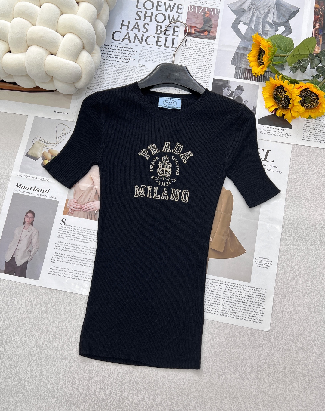 🆕 PRADA 胸口经典logo嵌花短袖针织衫这款修身版型针织长袖源自经典罗纹针织系列 简洁修身版型与别