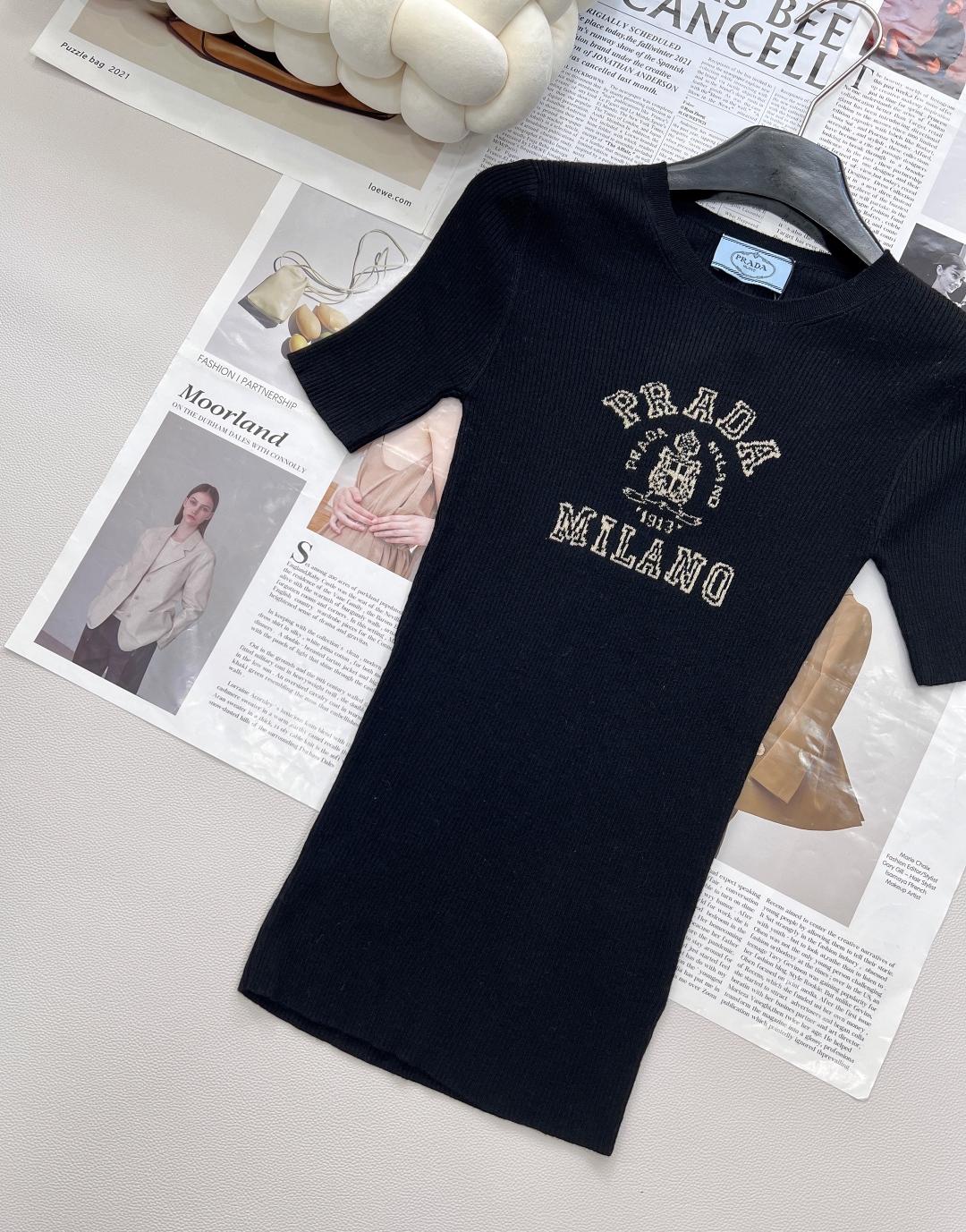 🆕 PRADA 胸口经典logo嵌花短袖针织衫这款修身版型针织长袖源自经典罗纹针织系列 简洁修身版型与别
