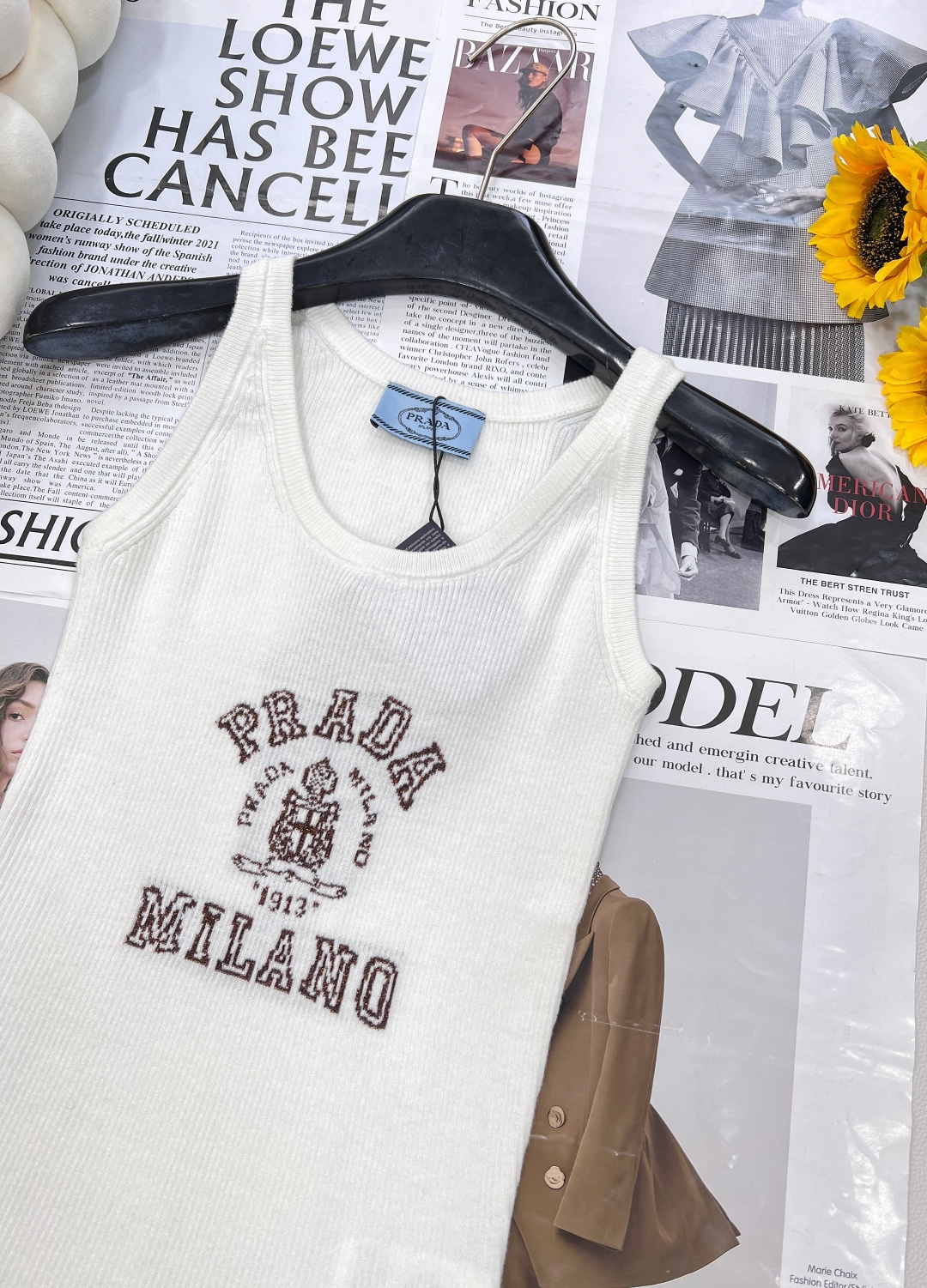 🆕 PRADA 胸口经典logo嵌花短袖针织背心，这款修身版型针织长袖源自经典罗纹针织系列 简洁修身版型