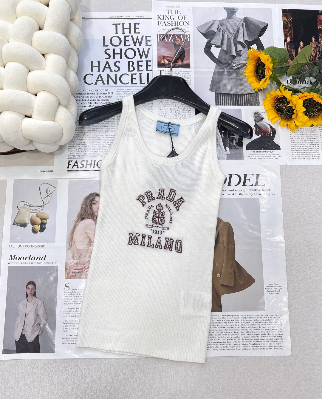 NO:657591,PRADA short-sleeved knitted vest with classic logo intarsia on the chest. This slim-fit knitted long-sleeve comes from the classic rib knit series. The simple slim fit is matched with the unique contrasting letter logo. It is super fashionable and versatile. Pragmatism. The simple silhouette and chic matching complement each other. You can choose any bottom, a versatile item. This knitted top is really slimming. It is made of imported high-grade wool fabric. The fabric is skin-friendly and has super elasticity.  The best choice for the transitional season, this thin, slim-fitting bottoming shirt can be worn alone in autumn or as an inner layer in winter. It looks good alone and paired with any trousers and skirts. It is a must-have item for girls!  It is comfortable and soft against the skin and full of texture. The letters on the chest are crocheted in contrasting colors. It is simple and fashionable. It is a great item to wear alone or layered. It has four colors and three designs!  Size sml code,,prada,skirts,T-shirt,alexander wang19860909PRADA 胸口经典logo嵌花短袖针织背心,这款修身版型针织长袖源自经典罗纹针织系列 简洁修身版型与别致撞色字母logo搭配 超级时髦百搭 实用主义 简洁廓形与别致搭配相映成趣 下装可任意选择,百搭单品 这件针织上身真的很显瘦 采用进口高级羊毛的面料 面料亲肤 弹力超大 过渡季节最佳选择,薄款修身打底衫,秋天可直接单穿,冬天可做内搭 单穿搭配都好看 任何裤装裙装都可以搭配 女生必备单品！ 贴肤舒适软糯 质感十足 胸前字母钩花撞色 简约时髦 单穿内搭叠穿都是很出彩的单品,四色出三标齐全！ 尺码sml 编码,,prada,skirts,T-shirt,alexander wang,Women's clothing