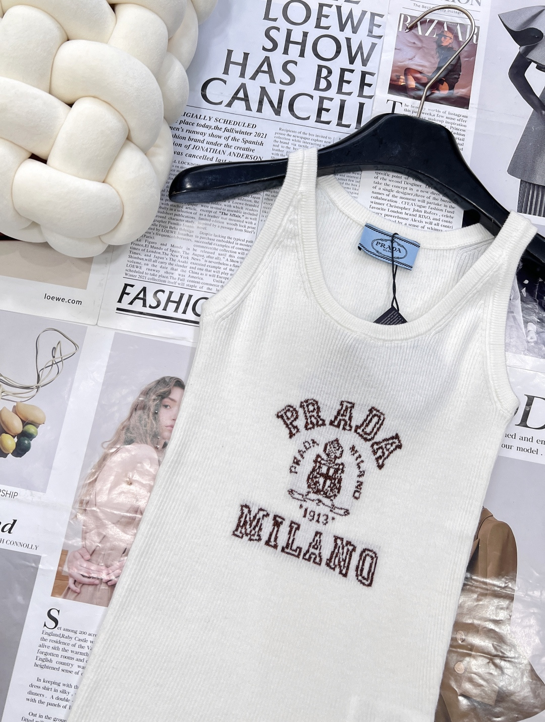 🆕 PRADA 胸口经典logo嵌花短袖针织背心，这款修身版型针织长袖源自经典罗纹针织系列 简洁修身版型