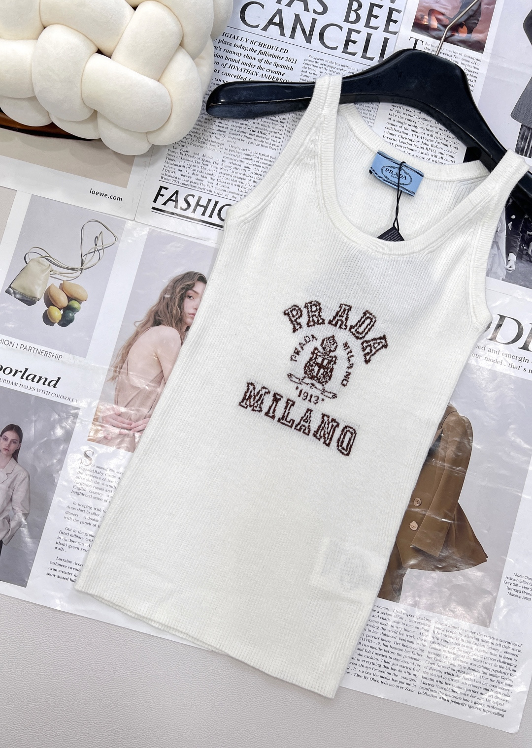 🆕 PRADA 胸口经典logo嵌花短袖针织背心，这款修身版型针织长袖源自经典罗纹针织系列 简洁修身版型