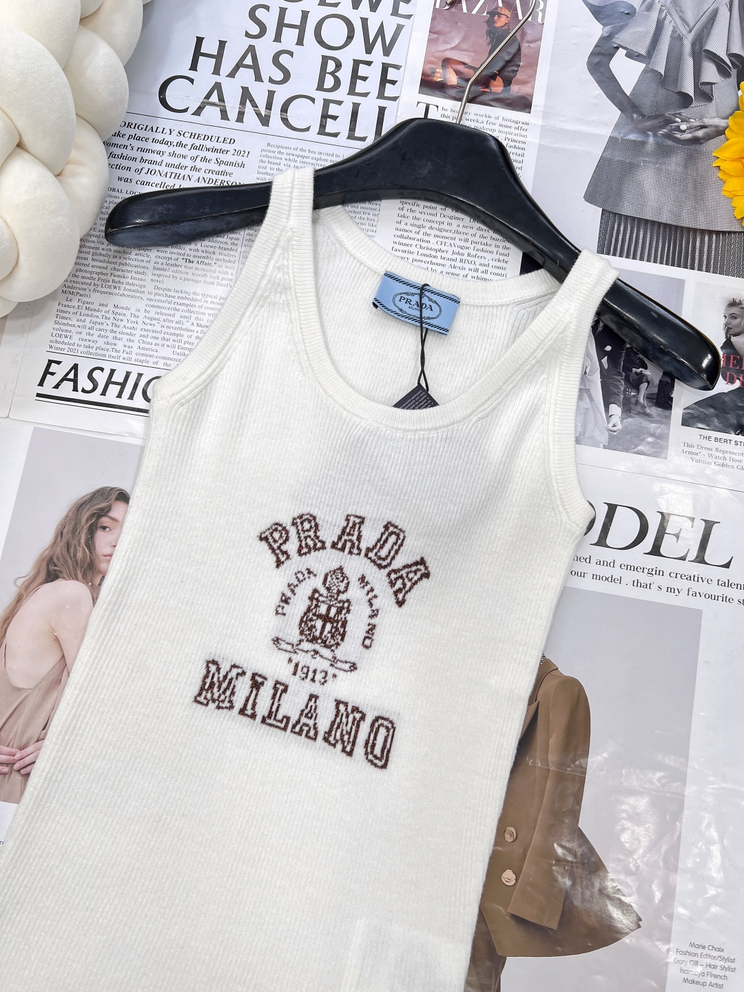 🆕 PRADA 胸口经典logo嵌花短袖针织背心，这款修身版型针织长袖源自经典罗纹针织系列 简洁修身版型