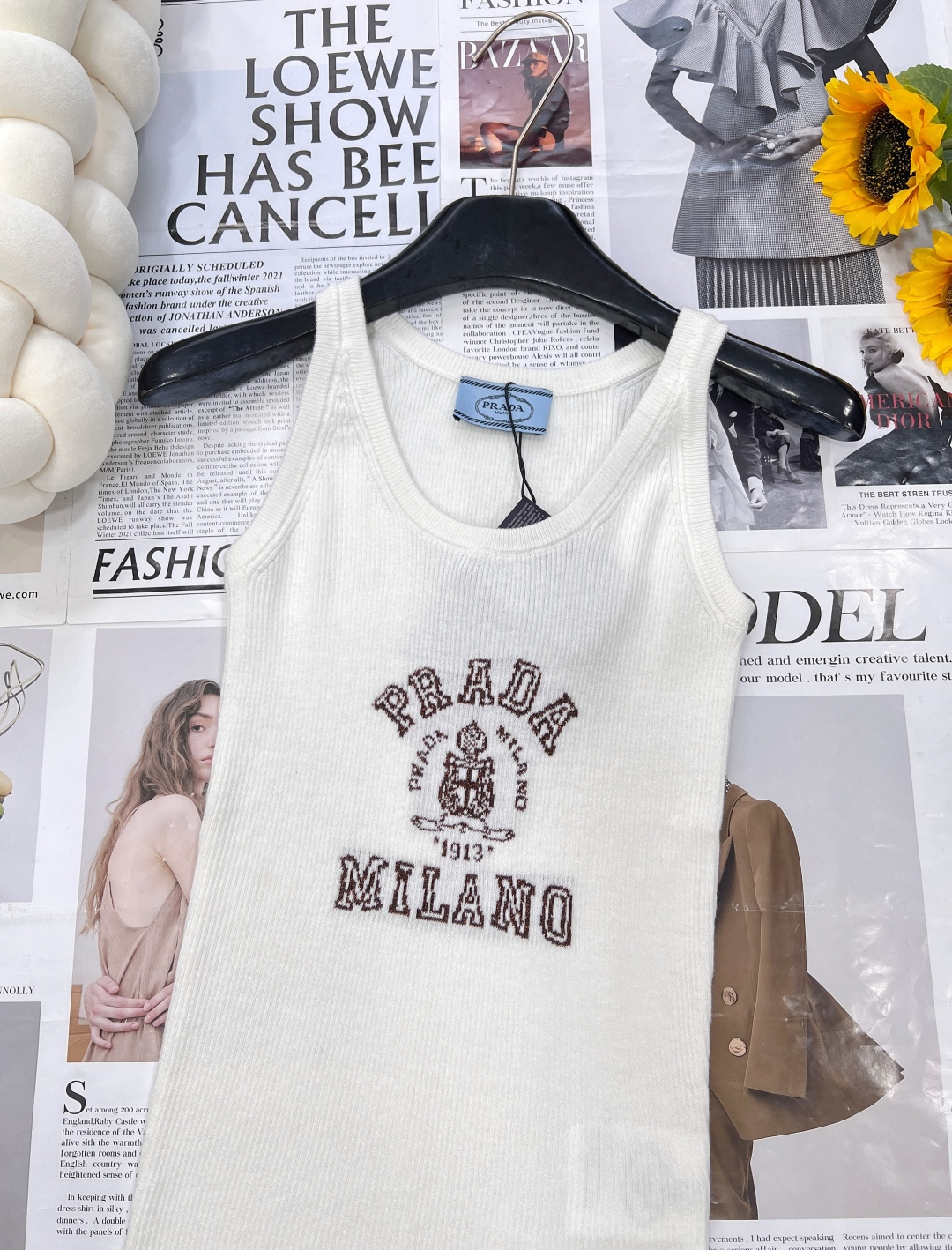 🆕 PRADA 胸口经典logo嵌花短袖针织背心，这款修身版型针织长袖源自经典罗纹针织系列 简洁修身版型