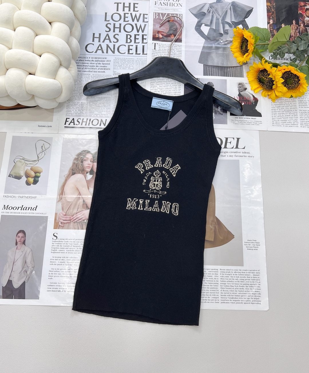 NO:334986,PRADA chest classic logo inlay short-sleeved knitted vest, this slim fit knitted long sleeves originated from the classic rib knitted series. Simple slim fit and chic contrasting letter logo are matched. Super fashionable and versatile. Practical. Simple silhouette and chic matching complement each other. You can choose any bottom. This knitted upper body is really slim. It uses imported high-end wool fabric. The fabric is skin-friendly and has a super elasticity. The best choice for the transition season. A thin slim base shirt can be worn directly in autumn and an inner match in winter. It looks good in one outfit. Any trouser skirt can be matched. A must-have item for girls!  The skin is comfortable and soft, full of texture. The letters on the chest are crochet colors, simple and fashionable. Single-fit inner layer is a very outstanding item, with four colors and three standards in all shapes!  Size sml code, prada, skirts, T-shirt, alexander wang19860909PRADA 胸口经典logo嵌花短袖针织背心,这款修身版型针织长袖源自经典罗纹针织系列 简洁修身版型与别致撞色字母logo搭配 超级时髦百搭 实用主义 简洁廓形与别致搭配相映成趣 下装可任意选择,百搭单品 这件针织上身真的很显瘦 采用进口高级羊毛的面料 面料亲肤 弹力超大 过渡季节最佳选择,薄款修身打底衫,秋天可直接单穿,冬天可做内搭 单穿搭配都好看 任何裤装裙装都可以搭配 女生必备单品！ 贴肤舒适软糯 质感十足 胸前字母钩花撞色 简约时髦 单穿内搭叠穿都是很出彩的单品,四色出三标齐全！ 尺码sml 编码,,prada,skirts,T-shirt,alexander wang,Women's clothing