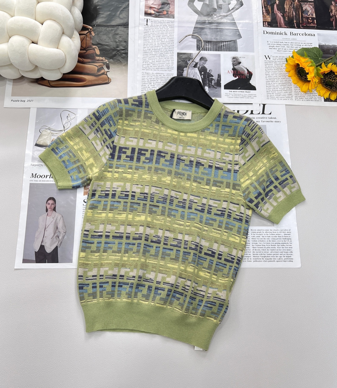 NO:335851,2025SSFENDI FF color knitted short sleeves, dopamine double F classic logo letters, the whole piece of jacquard is sexy and slim~ Full-print logo, contrasting edge design is fashionable and retro, versatile and not picky, the fabric is made of 30 wool blend, super soft and comfortable~ This one I love is super elegant!  Before wearing it, you may feel a little old-fashioned. Once you are on your upper body, you will be very beautiful. You are fashionable and you will not want to be invincible. You are invincible and versatile. You can use one!  Two colors are outstanding!  Three-standard size sml code, fendi, T-shirt, alexander wang198609092025SSFENDI FF彩色针织短袖 多巴胺双F经典logo字母 整件提花工艺性感显瘦～ 满印logo 撞色边缘设计时髦复古 百搭不挑人 面料采用30羊毛混纺超级软糯舒服～ 超爱的这款 超级有气质！没穿之前可能感觉有点老气一上身保证大型真香现场 上身时髦的不要不要的 无敌百搭款 人手一件哦！两色出！三标齐全 尺码sml 编码,,fendi,T-shirt,alexander wang,Women's clothing