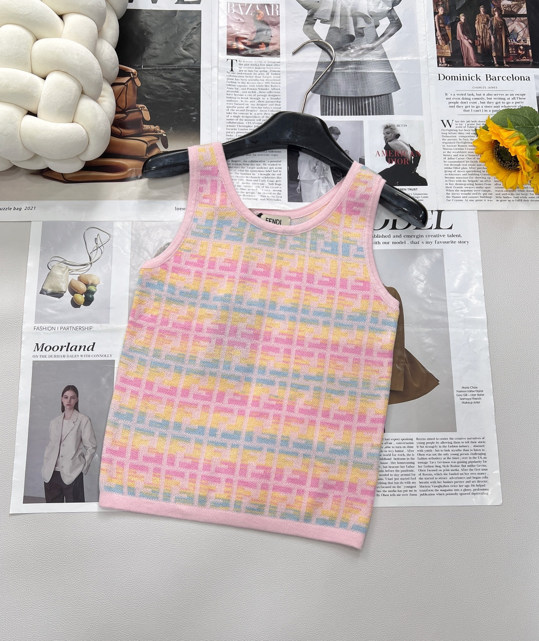 NO:335853,Fendi 25ssFF Logo Dopamine Color Knitted Vest!  This one I love is super elegant!  Before wearing it, you may feel a little old-fashioned. Once you are wearing it, you must ensure that the large and genuine fragrance is made of imported ultra-fine woven on the spot. The spacing of each logo remains exactly the same as the original version... The upper body is fashionable and you can't help but be invincible and versatile. Everyone has one!  Two colors are outstanding!  Complete three-standard size sml code, fendi, alexander wang19860909Fendi 25ssFF Logo多巴胺彩色针织背心！超爱的这款 超级有气质！没穿之前可能感觉有点老气一上身保证大型真香现场采用进口超细机织作 每个Logo的间距 立体感都保持和原版一模一样..上身时髦的不要不要的 无敌百搭款 人手一件哦！两色出！三标齐全 尺码sml 编码,,fendi,alexander wang,Women's clothing