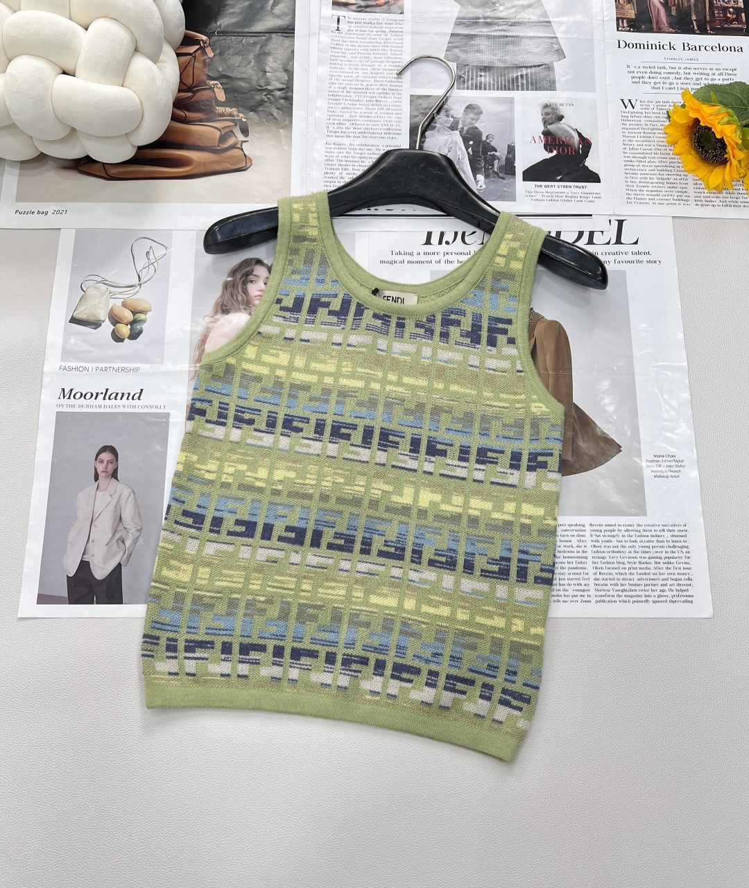 NO:335855,Fendi 25ssFF Logo Dopamine Color Knitted Vest!  This one I love is super elegant!  Before wearing it, you may feel a little old-fashioned. Once you are wearing it, you must ensure that the large and genuine fragrance is made of imported ultra-fine woven on the spot. The spacing of each logo remains exactly the same as the original version... The upper body is fashionable and you can't help but be invincible and versatile. Everyone has one!  Two colors are outstanding!  Complete three standards Size sml code F768250, fendi, alexander wang19860909Fendi 25ssFF Logo多巴胺彩色针织背心！超爱的这款 超级有气质！没穿之前可能感觉有点老气一上身保证大型真香现场采用进口超细机织作 每个Logo的间距 立体感都保持和原版一模一样..上身时髦的不要不要的 无敌百搭款 人手一件哦！两色出！三标齐全 尺码sml 编码F768250,,fendi,alexander wang,Women's clothing