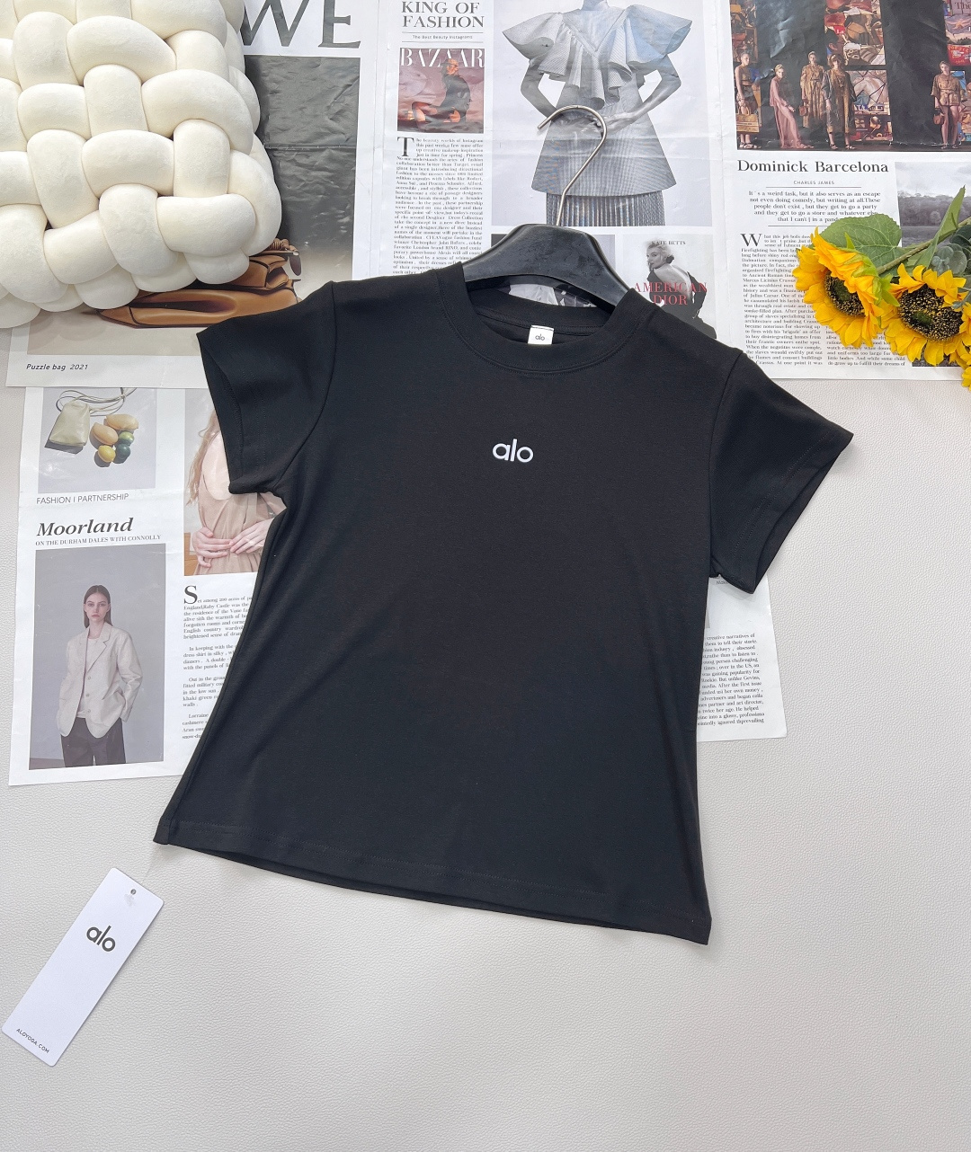 NO:335856,alo letter printing slim elastic short-sleeved T-shirt small-size hot girls slim short-sleeved, fashionable and trendy new favorite!  Unique ingenuity, instantly enhance your fashion taste. The fabric is soft and comfortable, elastic, and it is stress-free when wearing it close to the body. High elastic sports base allows you to be confident no matter where you are. Simple but not simple design, whether it is single or inner wear, can show your unique charm. The unique cross-flower embroidery pattern shows your personality, and walking on the street is definitely the brightest focus!  alo hug T-shirt is definitely a must-have item for hot girls!  Paired with shorts, short skirts or sportswear, you can easily control them. Release your confidence and vitality and become the queen of the trend!  Large-scale size sml code, skirts, shorts, T-shirt,tees, t-shirt,alexander wang19860909alo字母印花修身弹性短袖T恤小版型辣妹修身短袖,时尚潮流新宠！独具匠心,瞬间提升你的时尚品味. 面料柔软舒适,弹性十足,贴身穿也毫无压力.高弹力运动打底,让你无论何时何地都能自信满满. 简约而不简单的设计,无论是单穿还是内搭,都能展现出你的独特魅力.独特的十字花刺绣图案,彰显个性,走在街头绝对是最亮的焦点！ alo拥抱T恤绝对是辣妹们的必备单品！搭配短裤、短裙或运动装,都能轻松驾驭.释放你的自信与活力,成为潮流中的女王！大货出 尺码sml 编码,,skirts,shorts,T-shirt,tees，t-shirt,alexander wang,Women's clothing