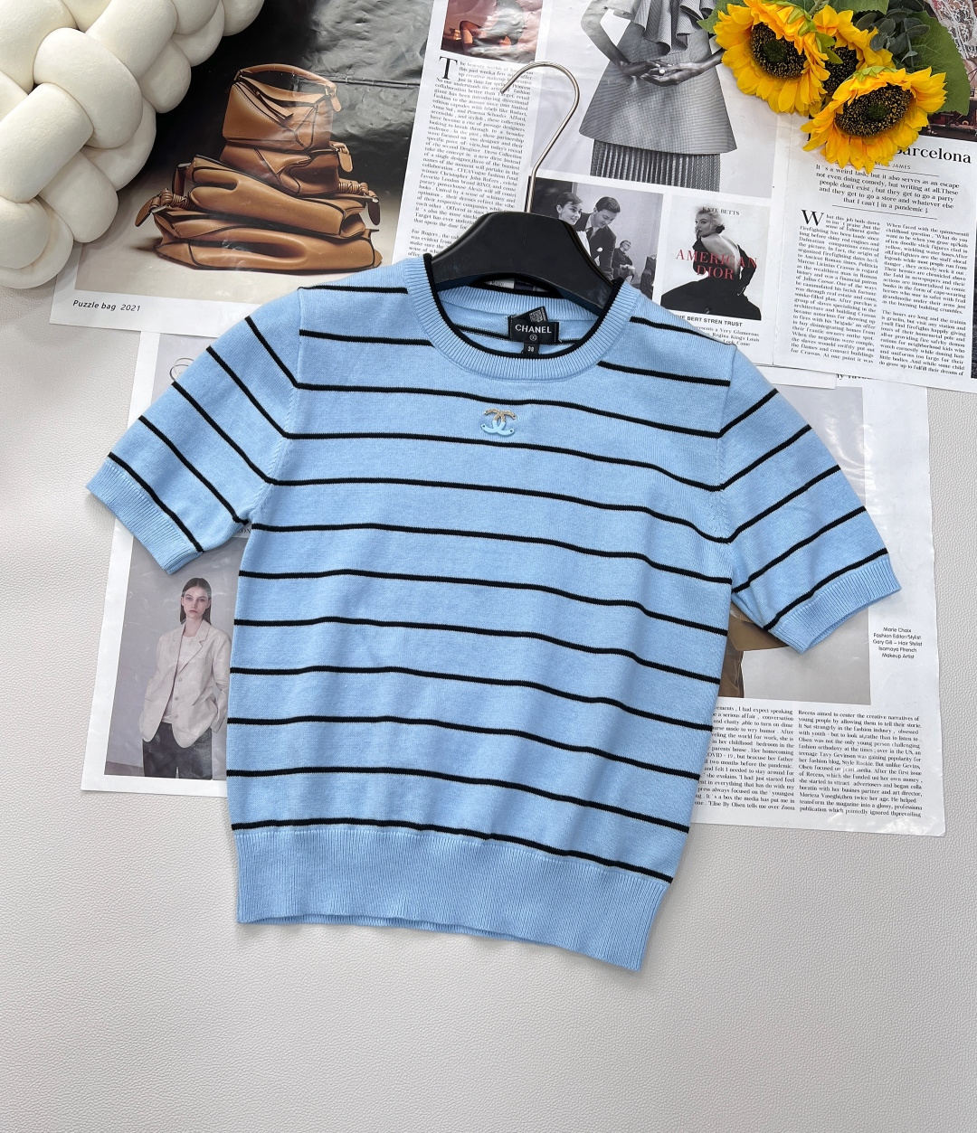 NO:335862,CHANEL Xiaoxiangfeng striped sweater short sleeves This knitted short sleeves deeply captured my heart!  Super positive style, good hand to show white skin. The contrasting striped design shows elegance, and the double C metal logo embellishes, highlighting the brand's exquisite craftsmanship and unique style. Inject a decent and elegant temperament into the body, demonstrating personal taste and temperament. A walking little girl shows temperament and charm. A super gentle color. Light blue has a clear feeling. Gentle French-style beautiful and romantic~ A sweet girl with elegant temperament~ Healing style has a high appearance. She looks slim and tall on the upper body!  The exquisite and low-key color scheme is full of texture, the temperament is versatile, showing the sweet and elegant ladylike temperament, the noble daughter's outfit is gentle white moonlight. The two colors are complete with three standards. Size sml code, chanel, T-shirt, alexander wang19860909CHANEL 小香风条纹针织衫短袖 这个针织短袖深深的俘获了我的心！超正的版型,显肤白的好手 撞色条纹设计尽显优雅,双C金属logo点缀,突显品牌的精致工艺和独特风格.为衣身注入得体优雅的气质,彰显个人品味与气质 行走的小香女孩 穿搭出气质魅力 超级温柔的色系 浅蓝色好有清透感 温柔法式唯美浪漫～ 气质优雅的甜美少女～治愈系高颜值 上身显瘦又高挑！精致低调的配色充满质感 气质百搭 尽显甜美优雅淑女气质 贵气千金穿搭温柔白月光.两色出三标齐全 尺码sml 编码,,chanel,T-shirt,alexander wang,Women's clothing