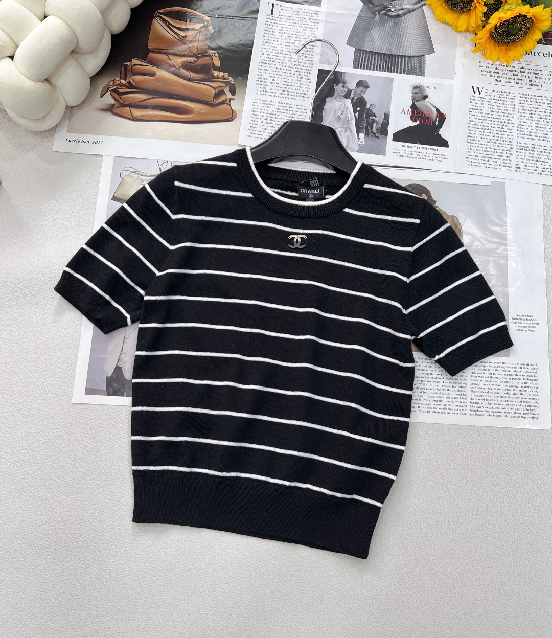 NO:335865,CHANEL Xiaoxiangfeng striped sweater short sleeves This knitted short sleeves deeply captured my heart!  Super positive style, good hand to show white skin. The contrasting striped design shows elegance, and the double C metal logo embellishes, highlighting the brand's exquisite craftsmanship and unique style. Inject a decent and elegant temperament into the body, demonstrating personal taste and temperament. A walking little girl shows temperament and charm. A super gentle color. Light blue has a clear feeling. Gentle French-style beautiful and romantic~ A sweet girl with elegant temperament~ Healing style has a high appearance. She looks slim and tall on the upper body!  The exquisite and low-key color scheme is full of texture, the temperament is versatile, showing the sweet and elegant ladylike temperament, the noble girl's outfit is gentle white moonlight. The two colors are complete with three standards. Size sml, chanel, T-shirt, alexander wang19860909CHANEL 小香风条纹针织衫短袖 这个针织短袖深深的俘获了我的心！超正的版型,显肤白的好手 撞色条纹设计尽显优雅,双C金属logo点缀,突显品牌的精致工艺和独特风格.为衣身注入得体优雅的气质,彰显个人品味与气质 行走的小香女孩 穿搭出气质魅力 超级温柔的色系 浅蓝色好有清透感 温柔法式唯美浪漫～ 气质优雅的甜美少女～治愈系高颜值 上身显瘦又高挑！精致低调的配色充满质感 气质百搭 尽显甜美优雅淑女气质 贵气千金穿搭温柔白月光.两色出三标齐全 尺码sml 编,,chanel,T-shirt,alexander wang,Women's clothing