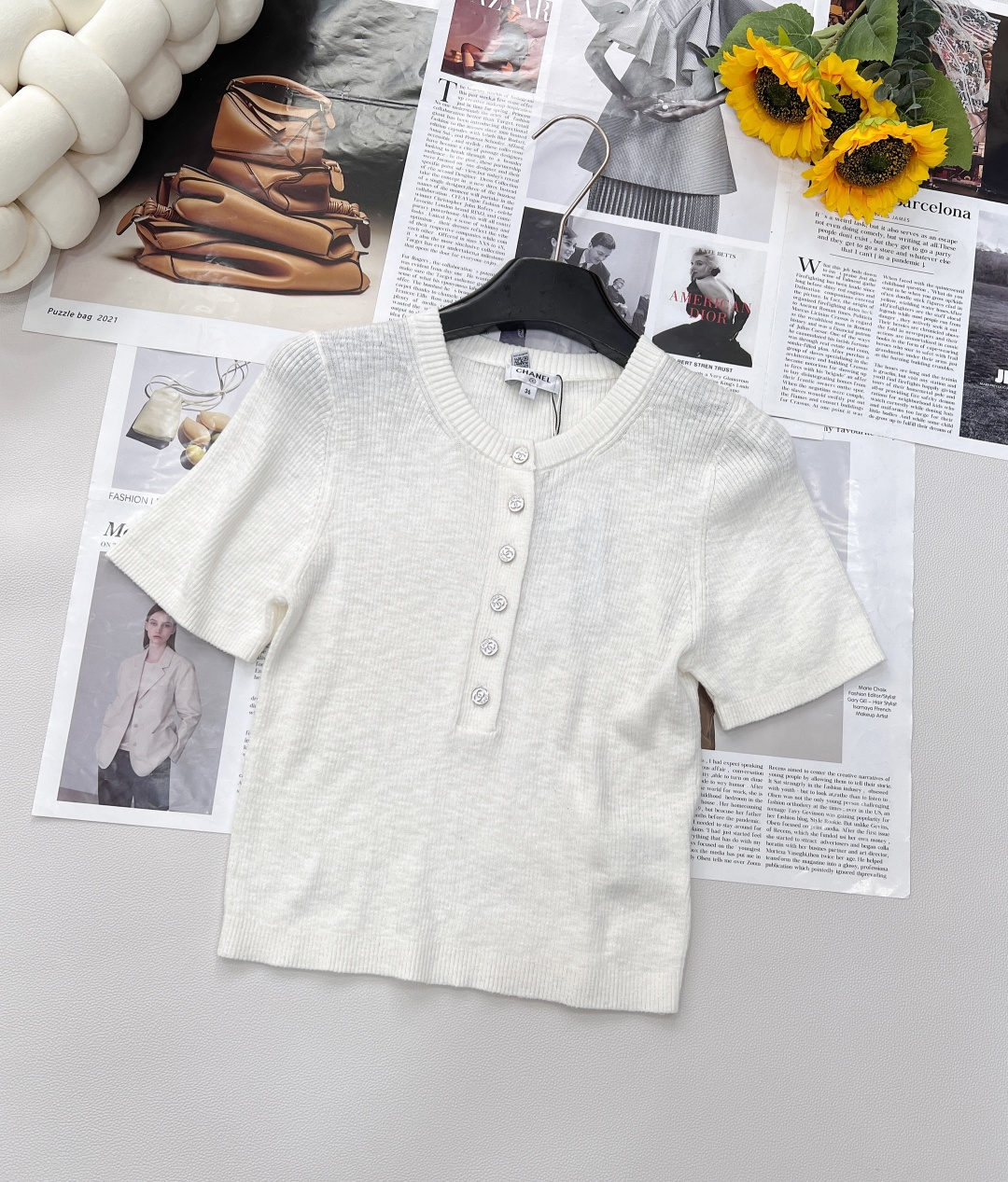 NO:335868,Chanel25ss summer new style CoCo Beach Series Short-sleeved Top丨Exclusive high-end production!  Custom knitted material Custom hardware buttons, delicate texture, soft and comfortable vertical texture, rich visual effects, and elastic features, fit the body and make it look slimmer, add exquisite tone, show brand tone, versatile styles do not pick the age-old skin tone!  Selected wool material, light, soft and skin-friendly, breathable and not stuffy, spring and summer wear shows gentle temperament, and every move is elegant. Simple design, versatile charm, and full of exquisiteness. Wear this, meet your elegant moments, three standards, two colors, size sml code, chanel, T-shirt, alexander wang19860909Chanel25ss夏季新款 CoCo沙滩系列短袖上衣丨独家高版出品！定制针织材质 定制五金纽扣,细腻肌理 柔软舒适通体竖纹肌理丰富视觉效果 搭配弹性十足的特性 贴合身型更显瘦 增添精致调性 展示品牌调性 百搭款式不挑年龄肤色！ 精选羊毛材质,轻薄柔软亲肤,透气不闷热,春夏穿着尽显温柔气质,举手投足间皆是优雅.  简约设计,百搭魅力,精致满满 穿上这,邂逅你的优雅时刻,三标齐全,两色出 尺码sml 编码,,chanel,T-shirt,alexander wang,Women's clothing