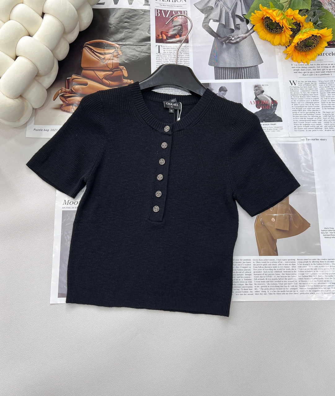 NO:335874,Chanel25ss summer new style CoCo Beach Series Short-sleeved Top丨Exclusive high-end production!  Custom knitted material Custom hardware buttons, delicate texture, soft and comfortable vertical texture, rich visual effects, and elastic features, fit the body and make it look slimmer, add exquisite tone, show brand tone, versatile styles do not pick the age-old skin tone!  Selected wool material, light, soft and skin-friendly, breathable and not stuffy, spring and summer wear shows gentle temperament, and every move is elegant. Simple design, versatile charm, and full of exquisiteness. Wear this, meet your elegant moments, three standards, two colors, size sml code, chanel, T-shirt, alexander wang19860909Chanel25ss夏季新款 CoCo沙滩系列短袖上衣丨独家高版出品！定制针织材质 定制五金纽扣,细腻肌理 柔软舒适通体竖纹肌理丰富视觉效果 搭配弹性十足的特性 贴合身型更显瘦 增添精致调性 展示品牌调性 百搭款式不挑年龄肤色！ 精选羊毛材质,轻薄柔软亲肤,透气不闷热,春夏穿着尽显温柔气质,举手投足间皆是优雅.  简约设计,百搭魅力,精致满满 穿上这,邂逅你的优雅时刻,三标齐全,两色出 尺码sml 编码,,chanel,T-shirt,alexander wang,Women's clothing